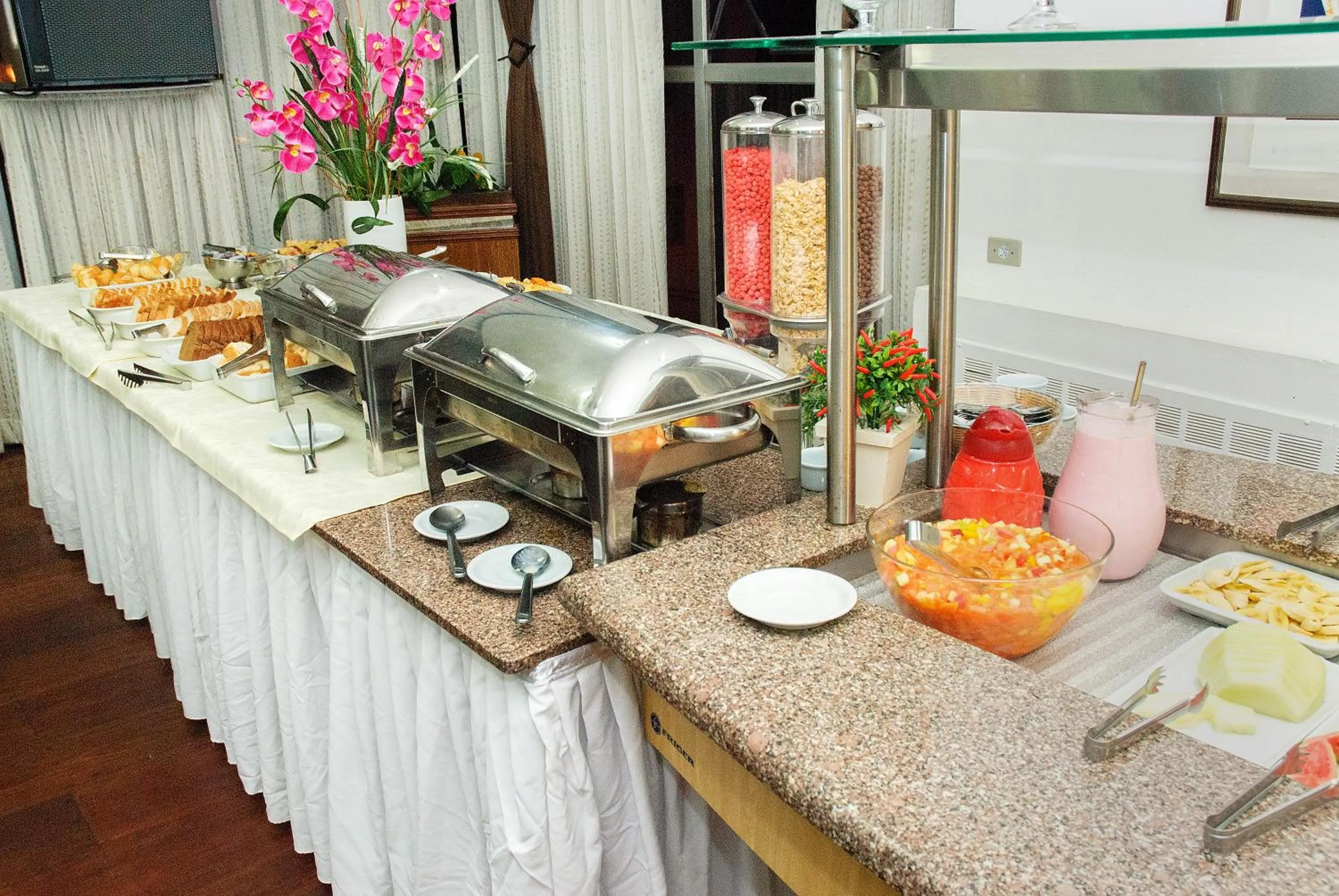 Restaurant/places to eat in Caravelle Palace Hotel