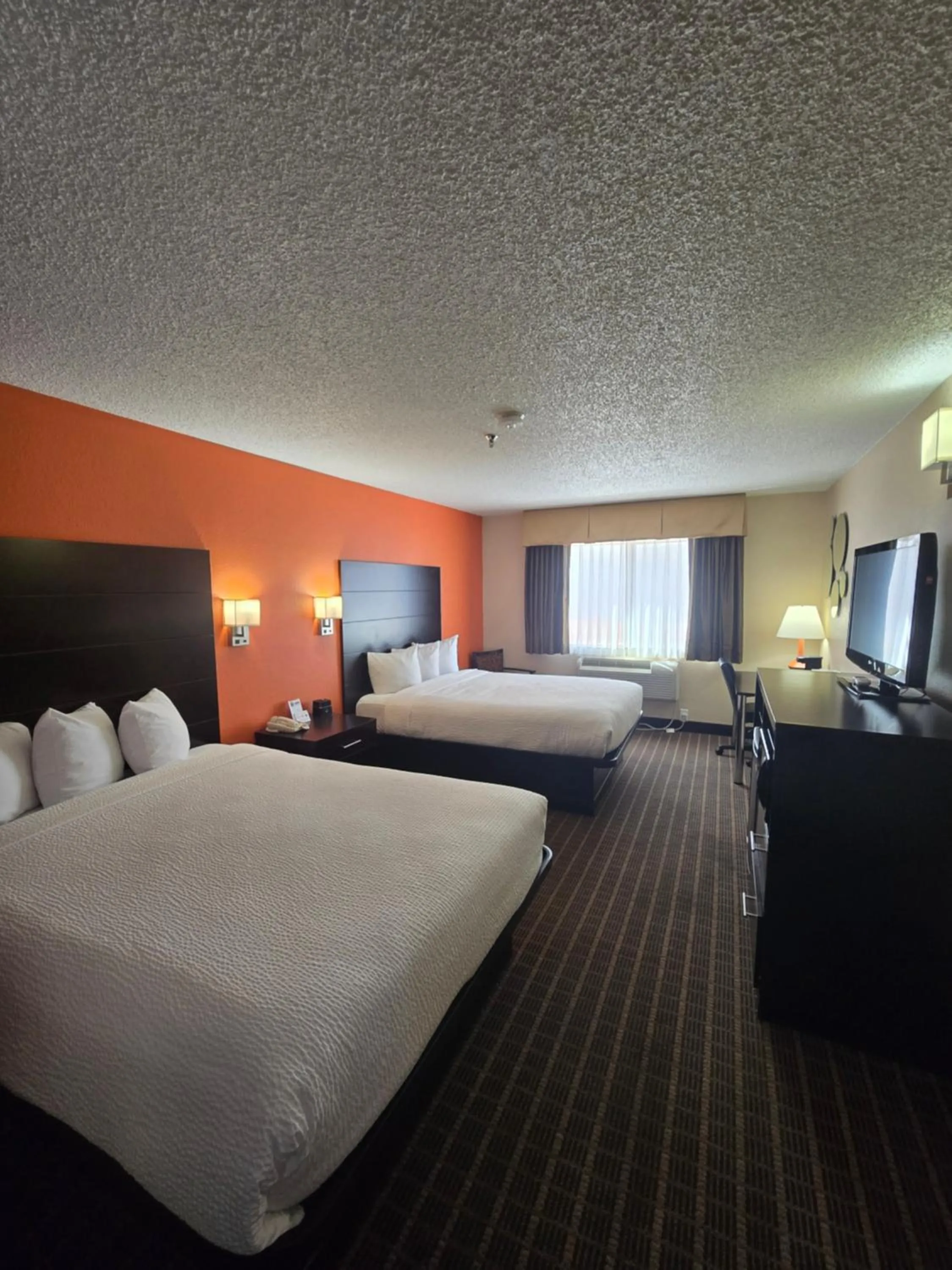 Photo of the whole room, Bed in Howard Johnson by Wyndham Williams