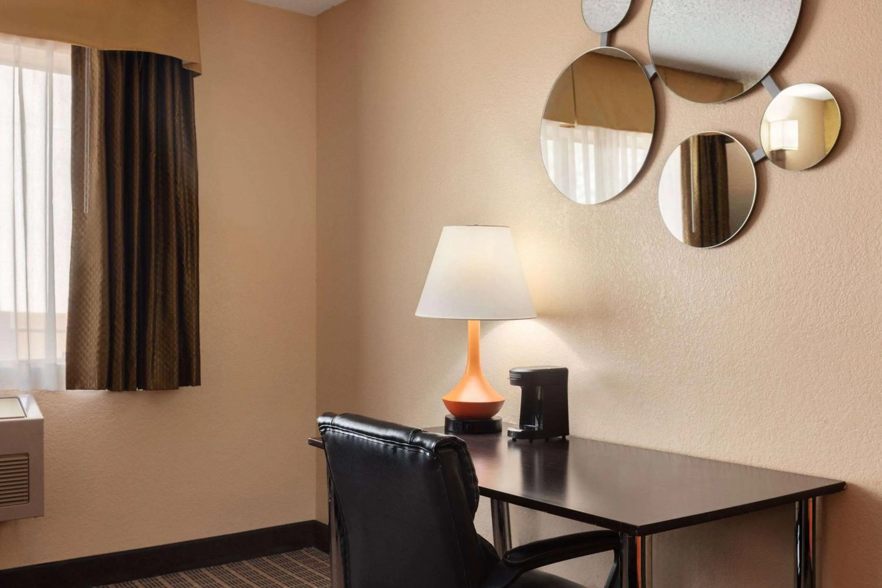 Photo of the whole room, Bed in Howard Johnson by Wyndham Williams