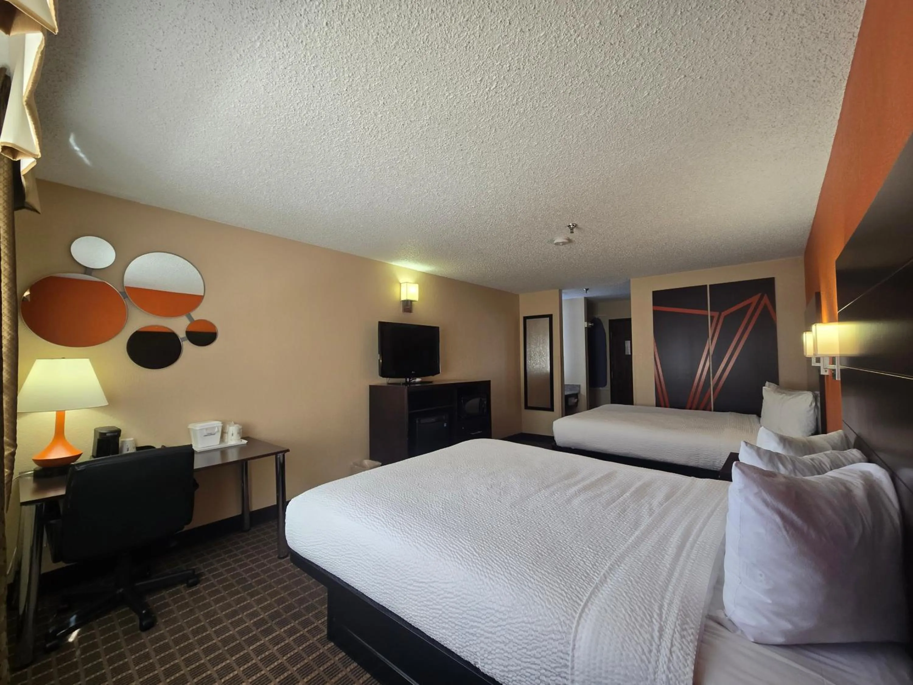 Photo of the whole room, Bed in Howard Johnson by Wyndham Williams