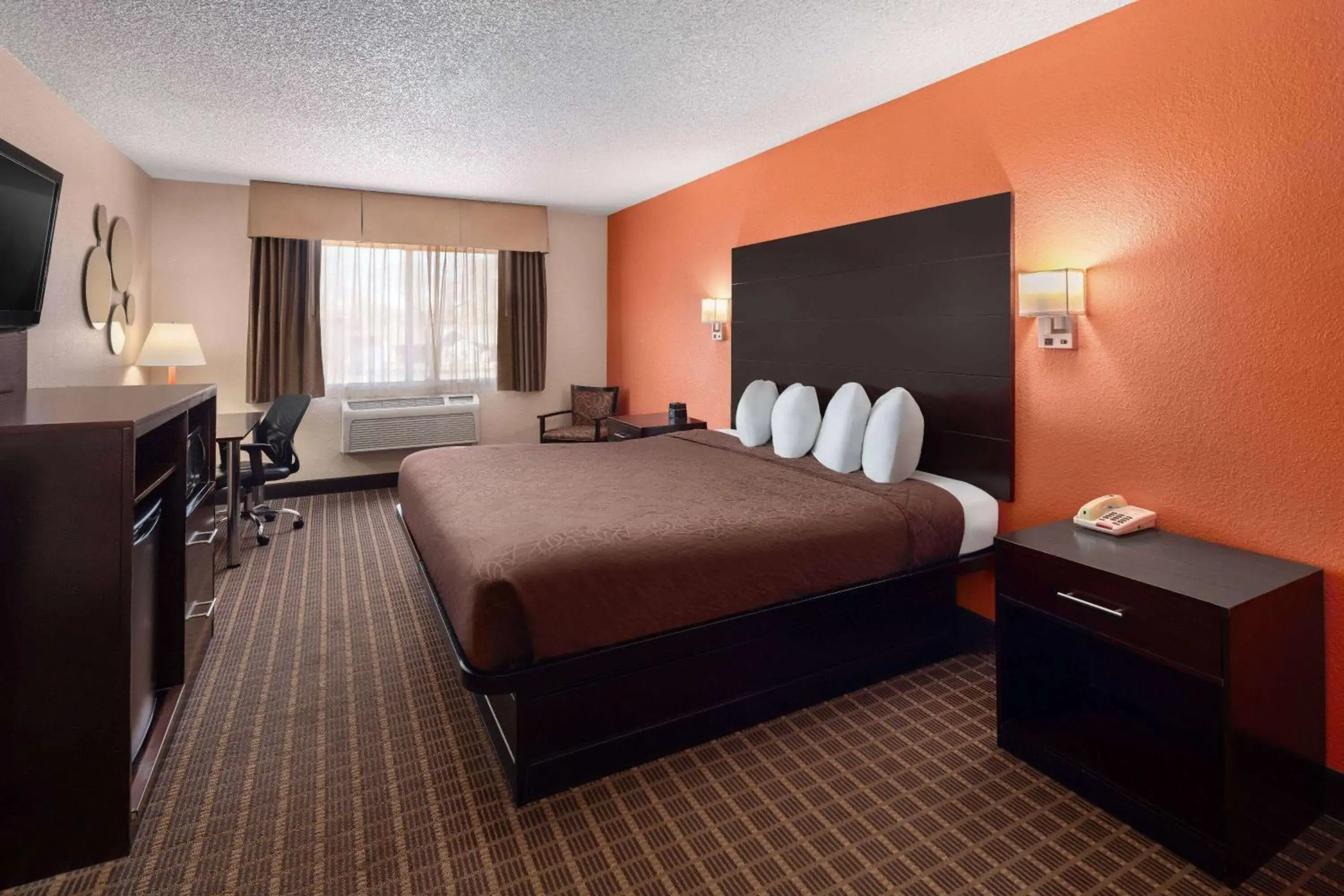 King Room - Non-Smoking in Howard Johnson by Wyndham Williams King Room - Non-Smoking in Howard Johnson by Wyndham Williams