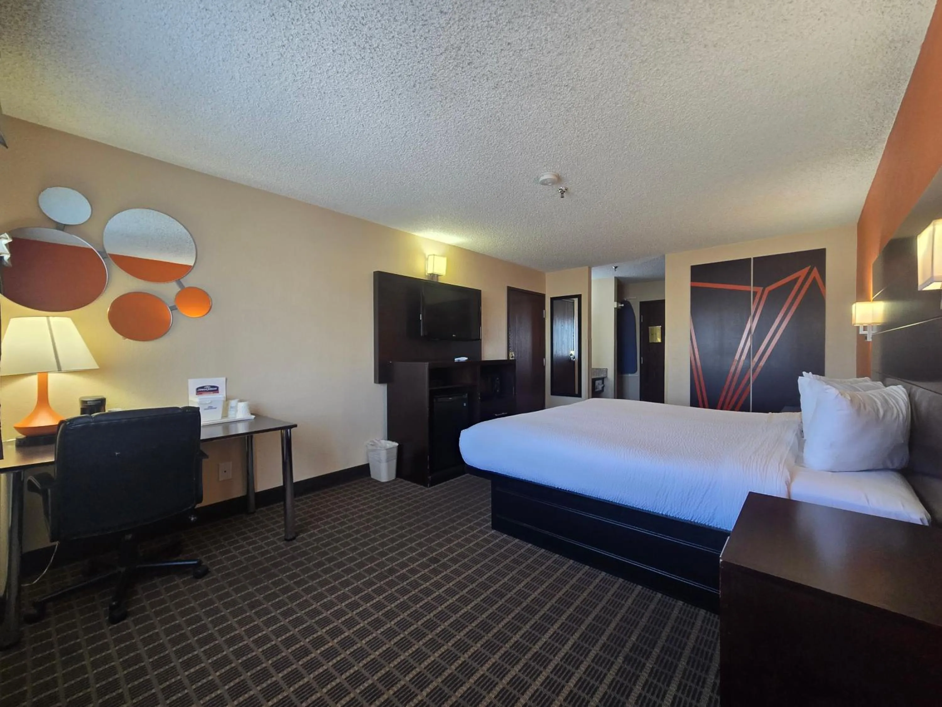 Photo of the whole room, Bed in Howard Johnson by Wyndham Williams