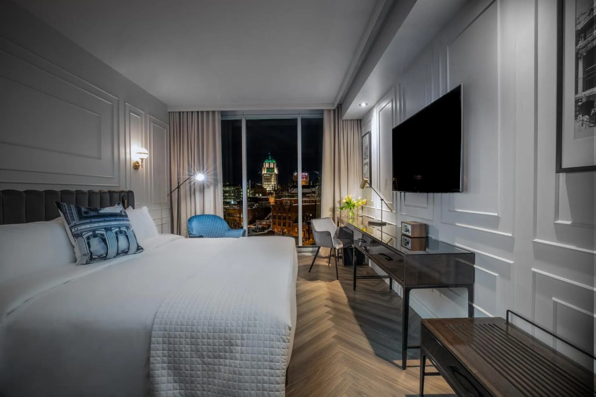 View (from property/room), Bed in Le Capitole Hotel