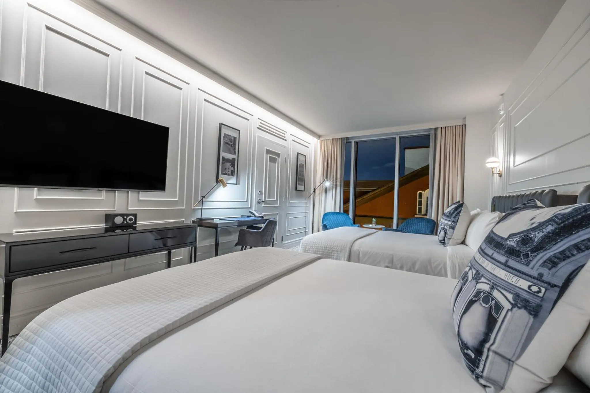 Photo of the whole room, Bed in Le Capitole Hotel