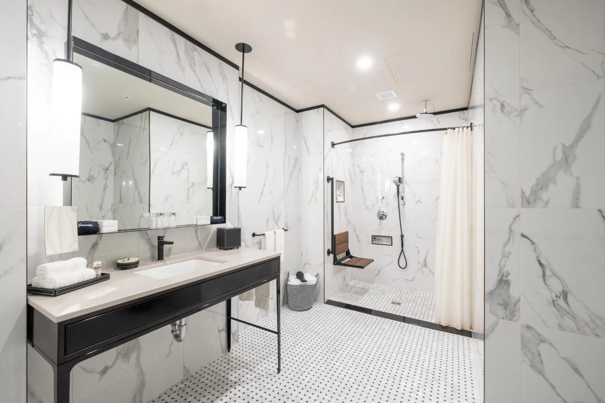 Shower in Le Capitole Hotel