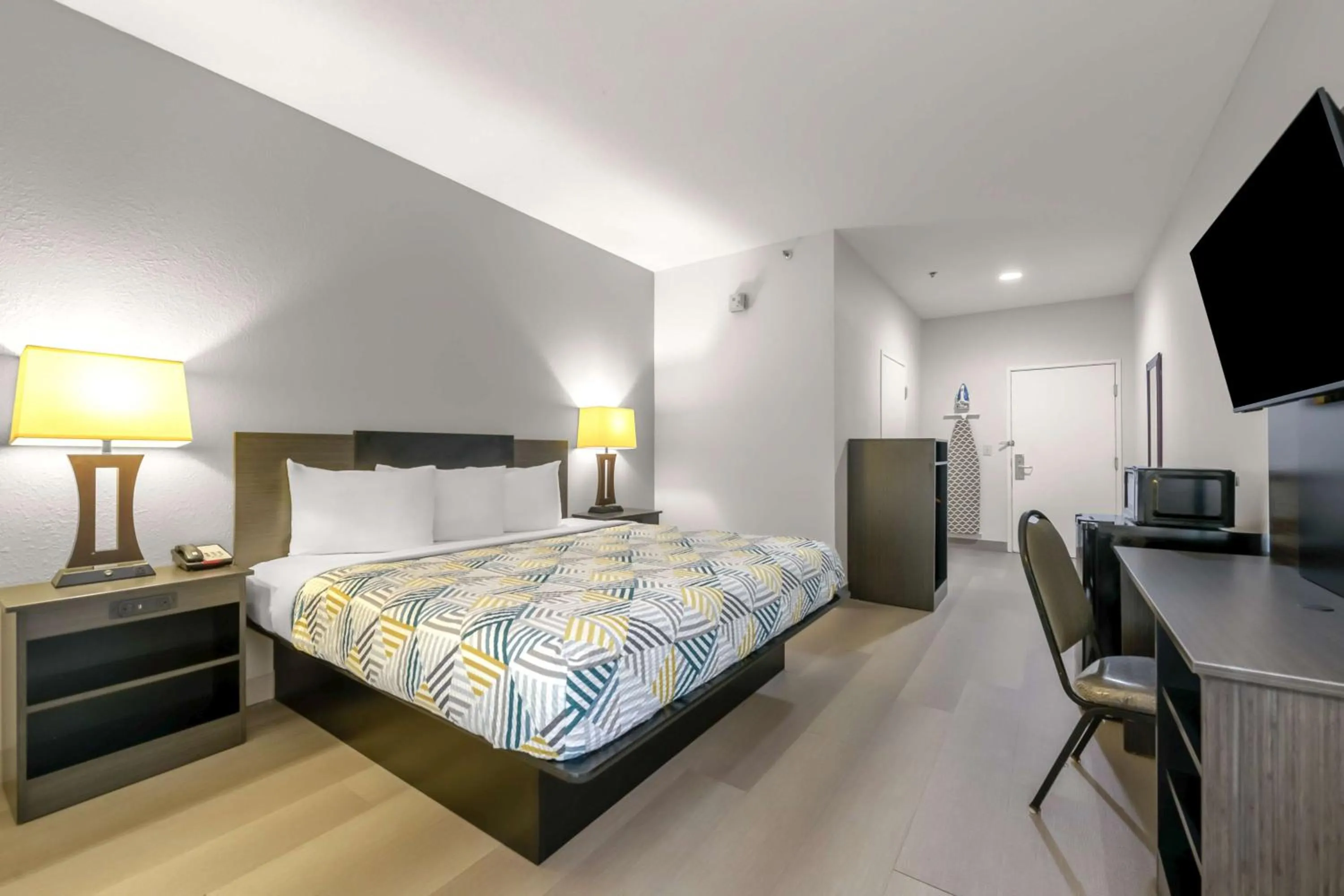 Bedroom, Bed in Motel 6 Dawsonville GA North GA Premium Outlets