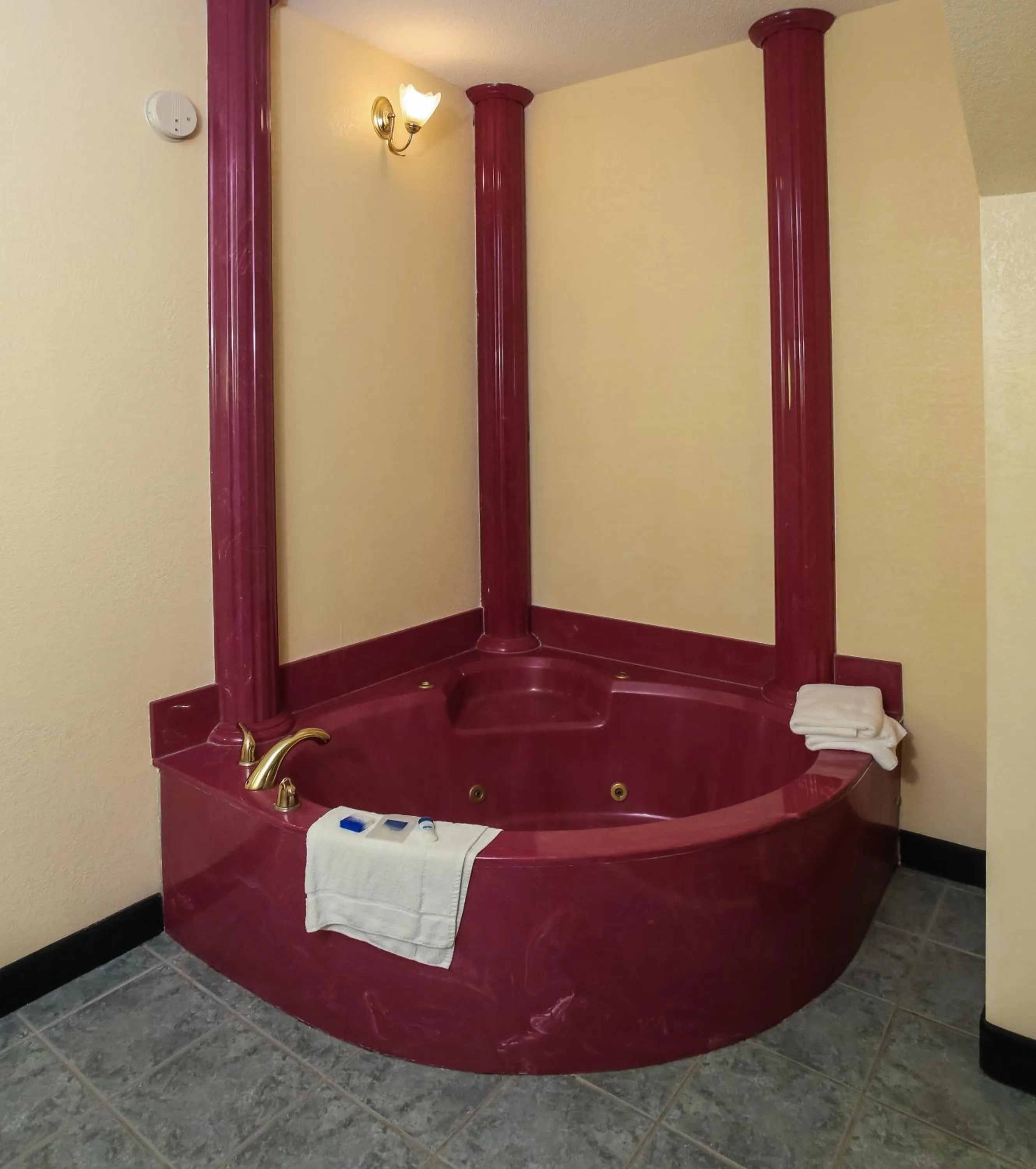 Hot Tub, Bed in Motel 6 Dawsonville GA North GA Premium Outlets