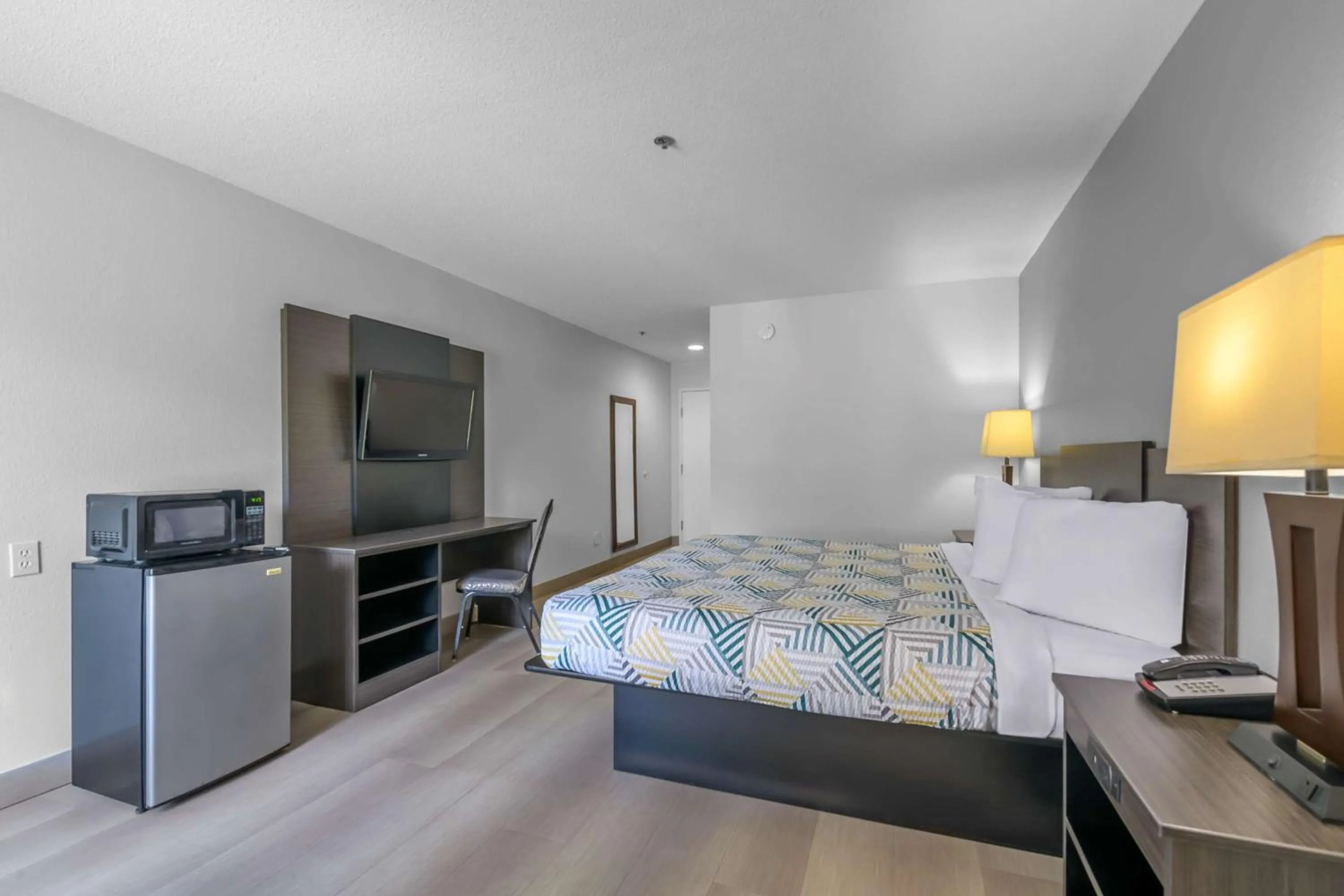 Bedroom, Bed in Motel 6 Dawsonville GA North GA Premium Outlets