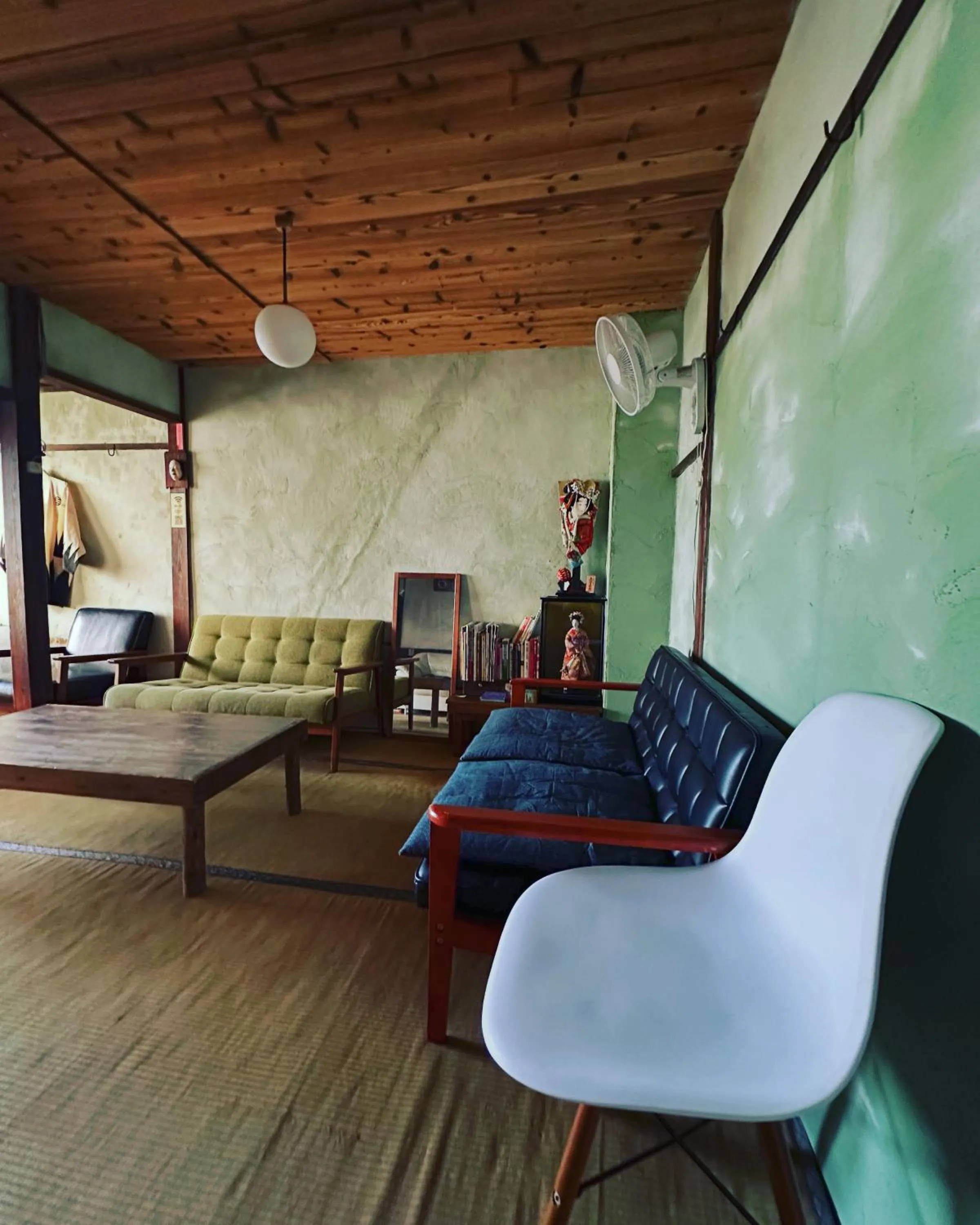 Communal lounge/ TV room in Hostel Otro Mundo