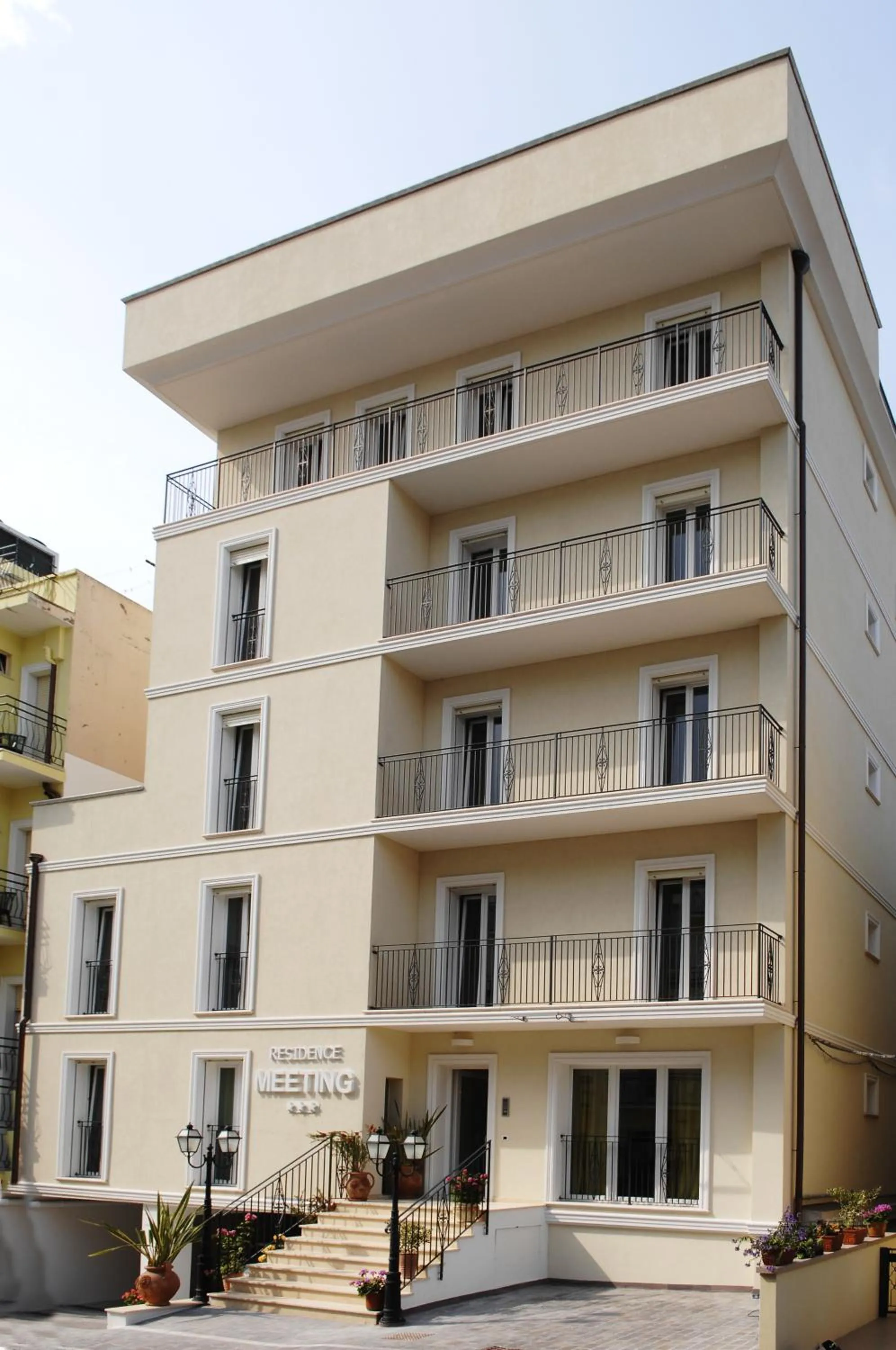 Facade/entrance in Residence Meeting