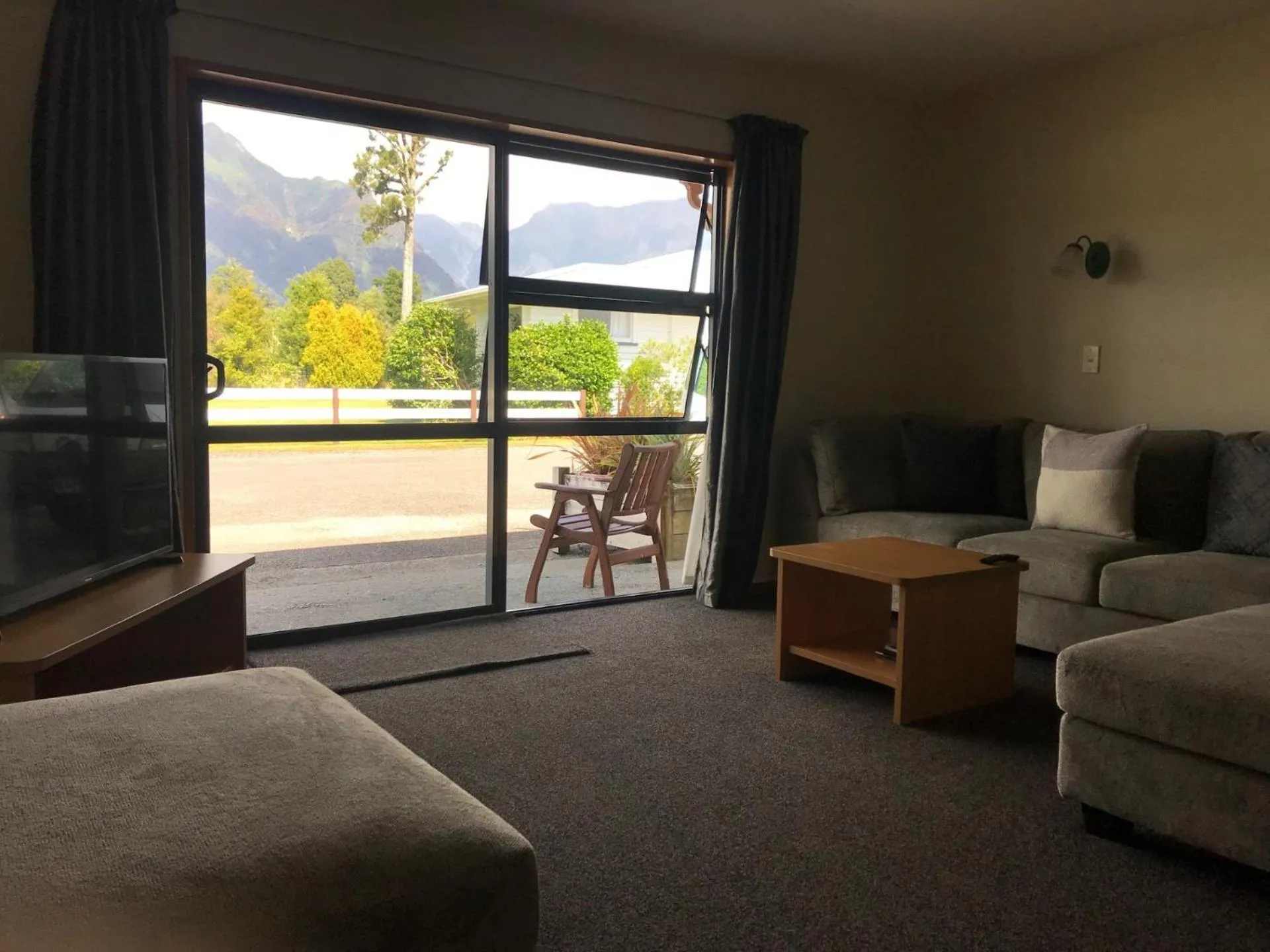 Living room in Mt Cook View Motel - Fox Glacier