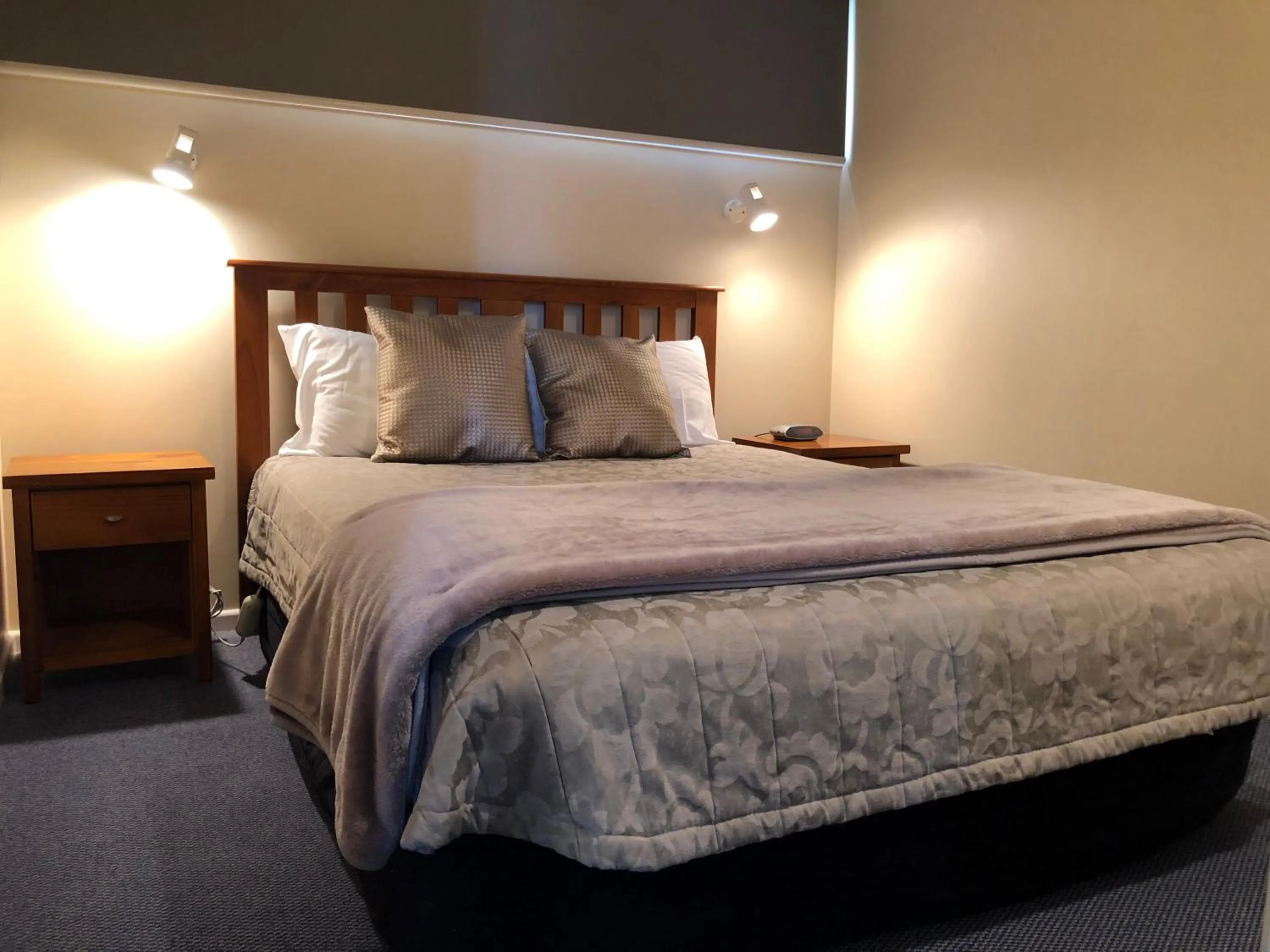 Bed in Te Anau Manapouri Lake Hotel