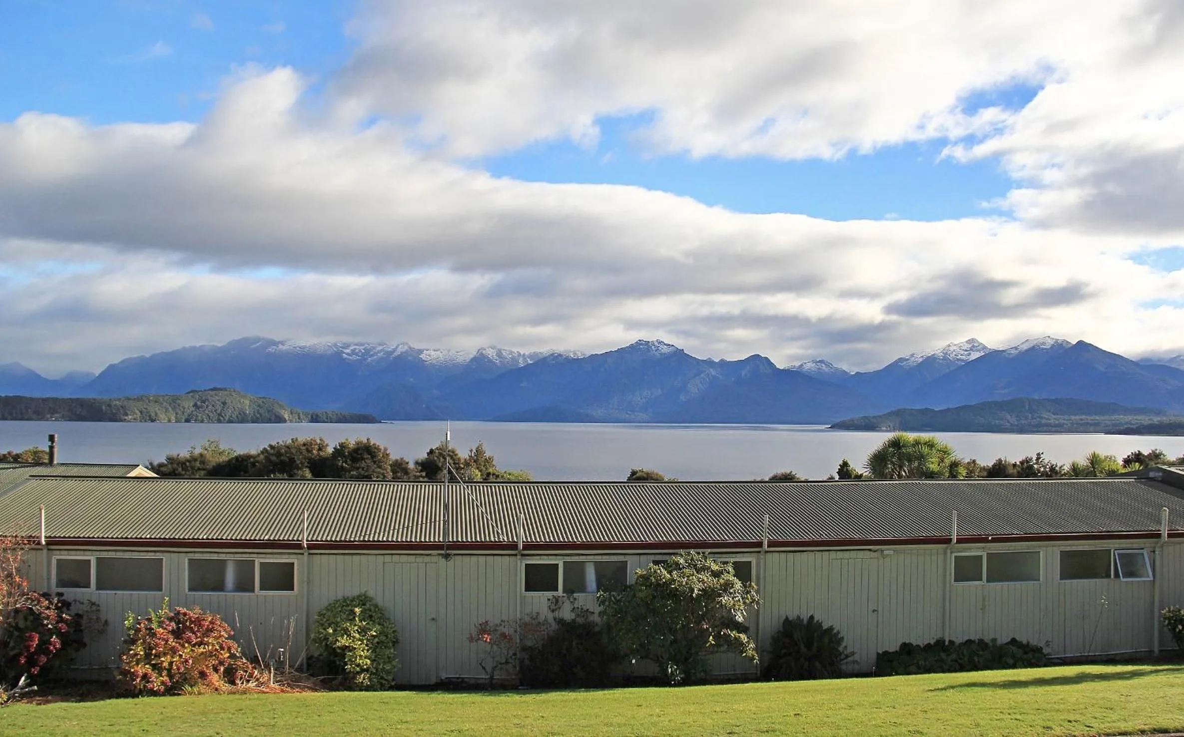 Lake view in Te Anau Manapouri Lake Hotel