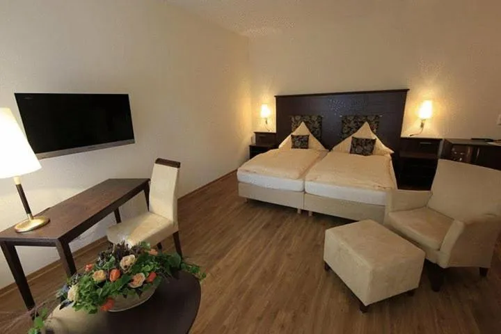 Photo of the whole room, Bed in Landhotel Möllhagen