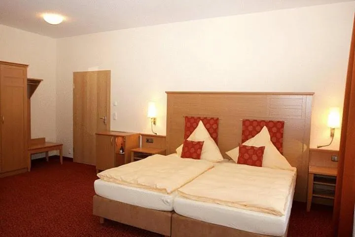 Photo of the whole room, Bed in Landhotel Möllhagen