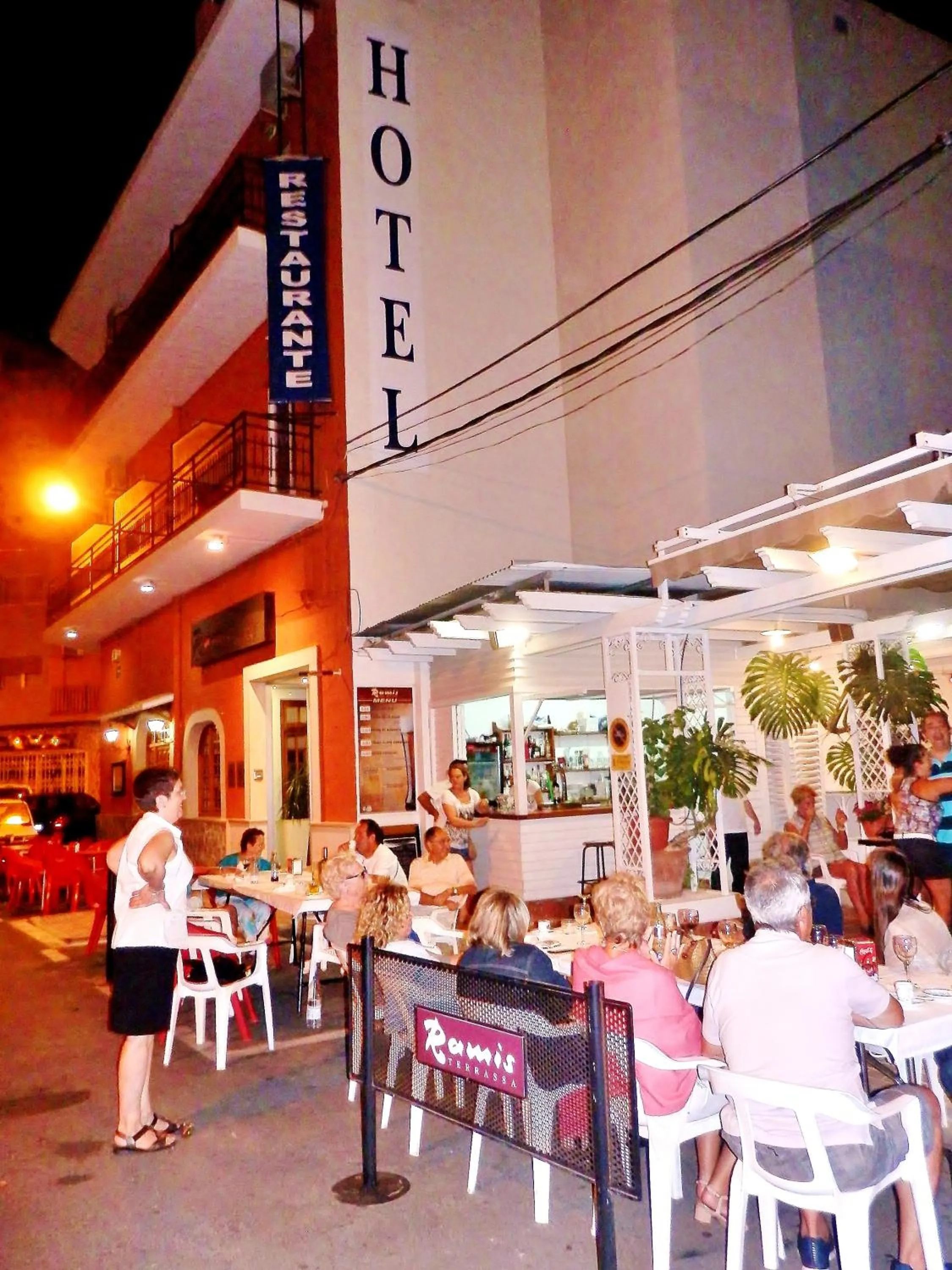 group of guests in Hotel Ramis fundado en 1969