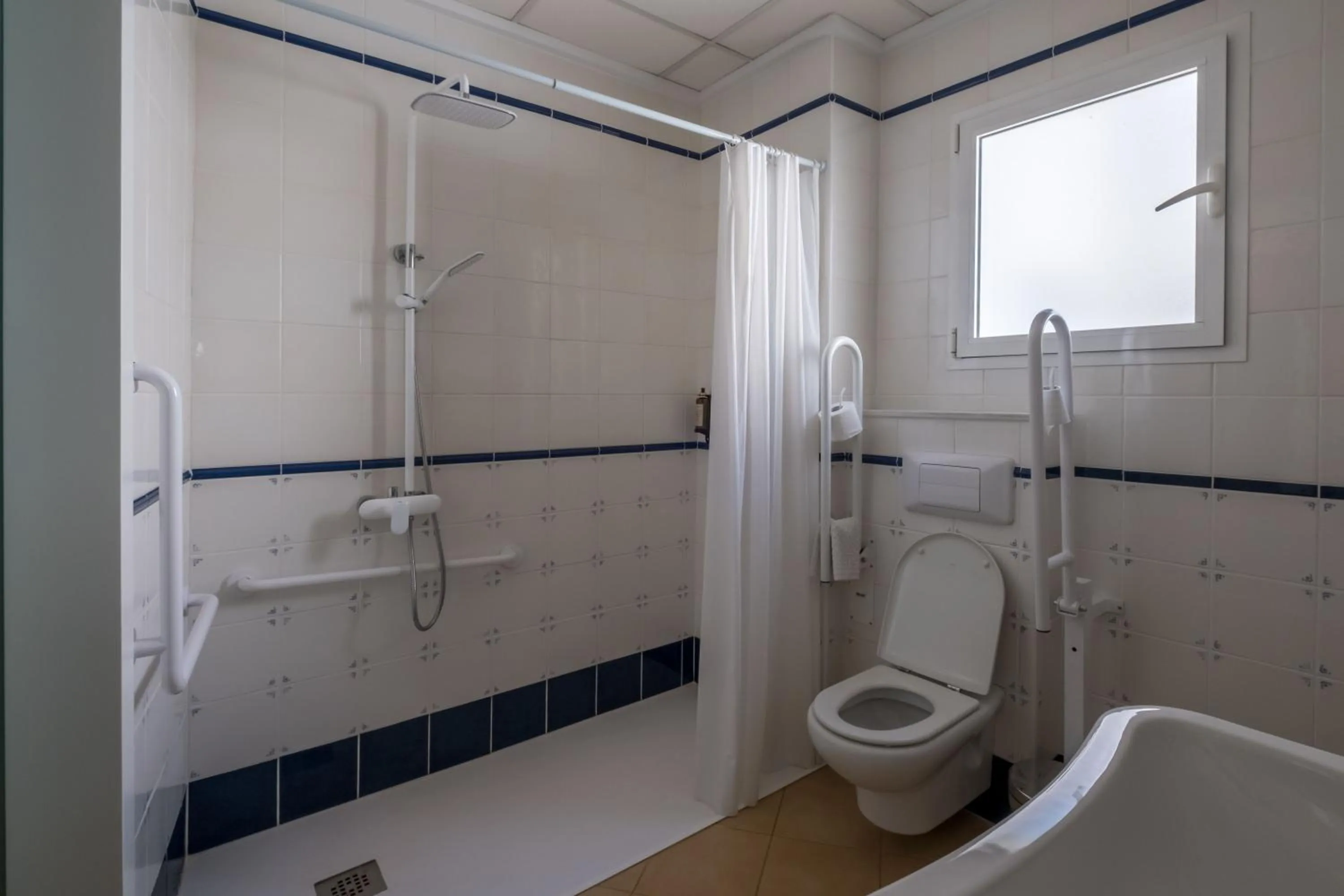 Shower in Hotel Ramis fundado en 1969