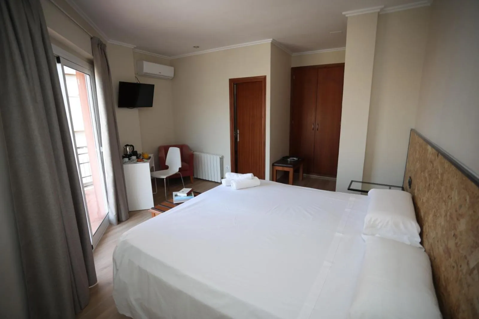 Communal lounge/ TV room, Bed in Hotel Ramis fundado en 1969