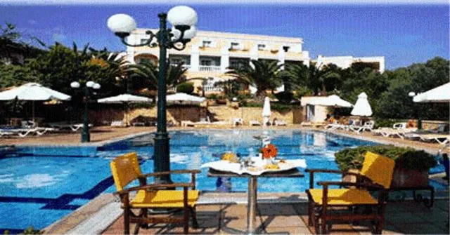 Swimming pool in Crithoni's Paradise Hotel