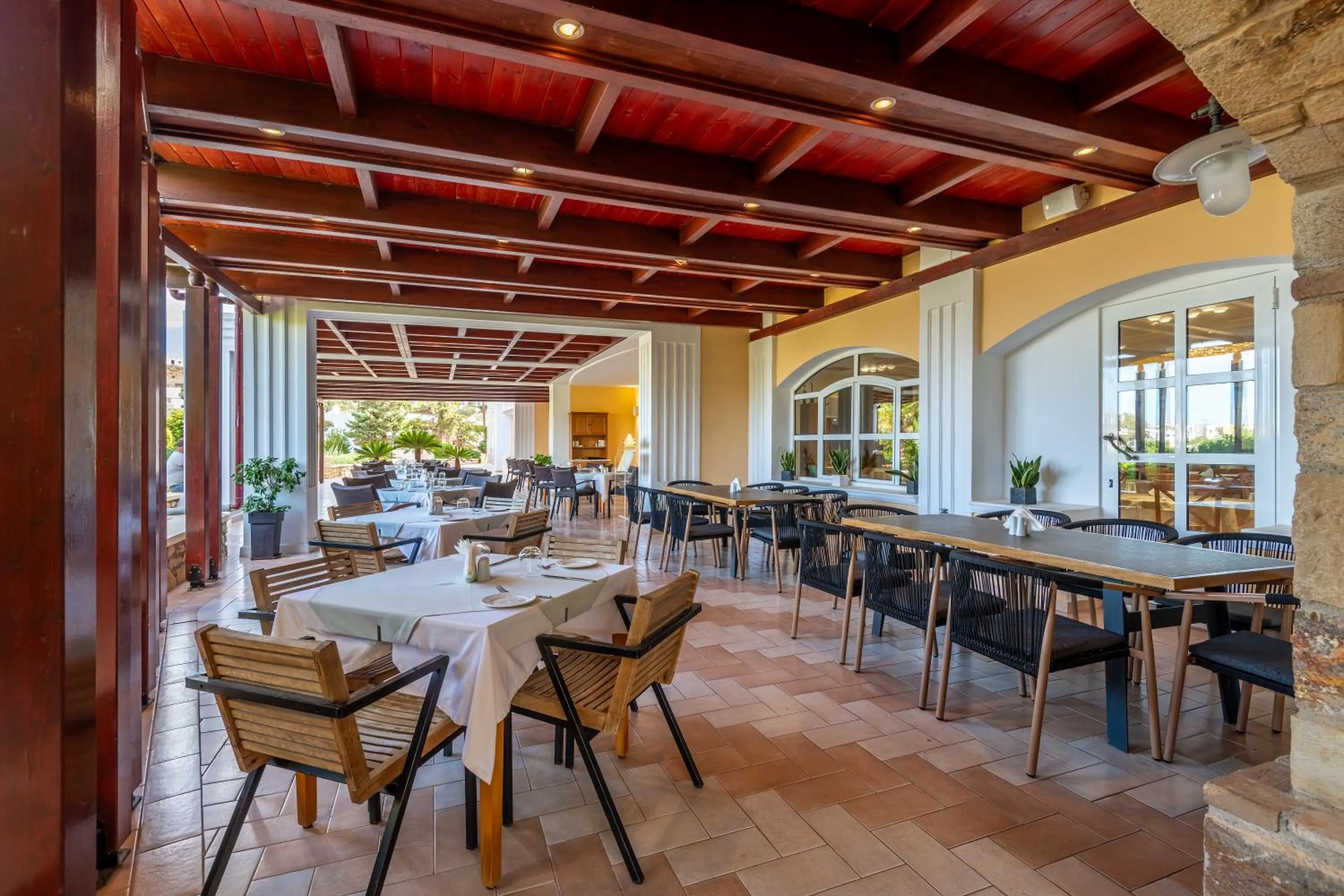 Crithoni's Paradise Hotel