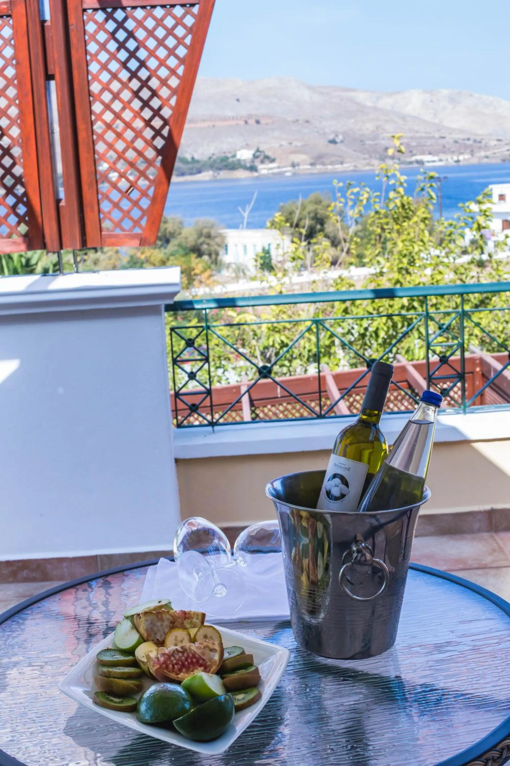 Crithoni's Paradise Hotel