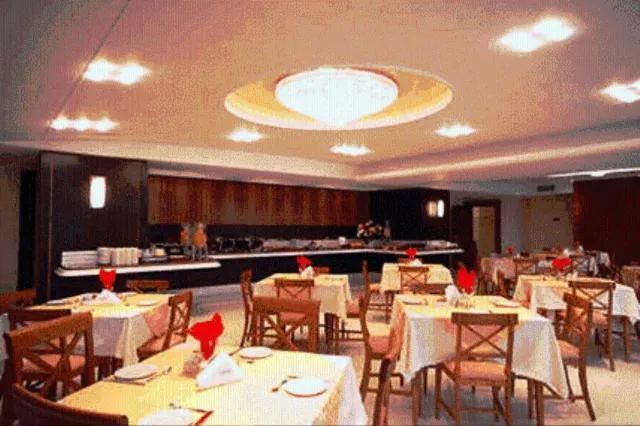 Restaurant/places to eat in Crithoni's Paradise Hotel