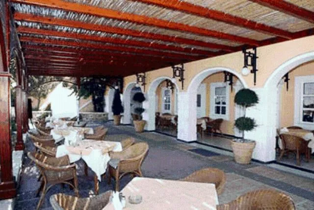 Restaurant/places to eat in Crithoni's Paradise Hotel