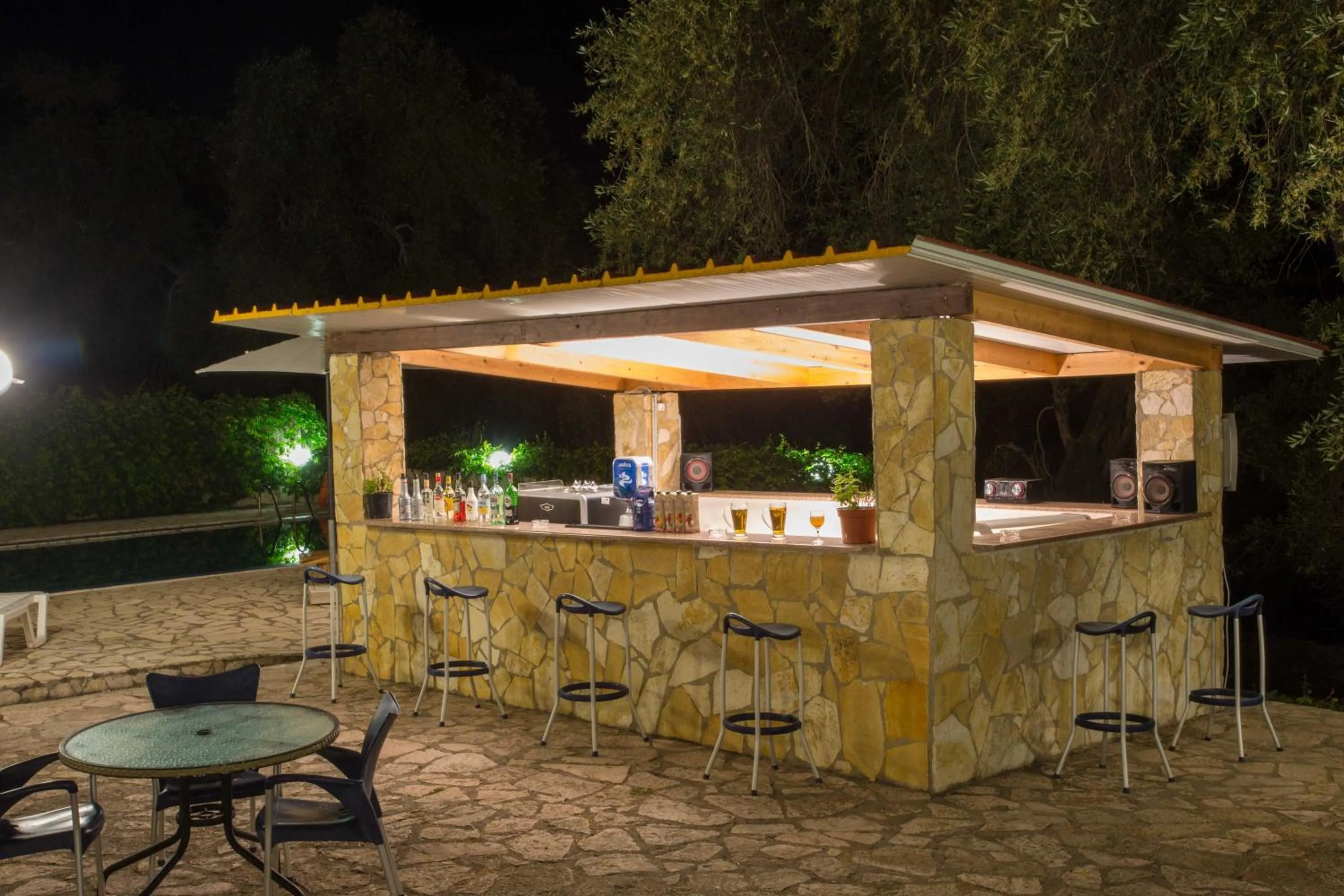 Amfitriti Hotel & Studios