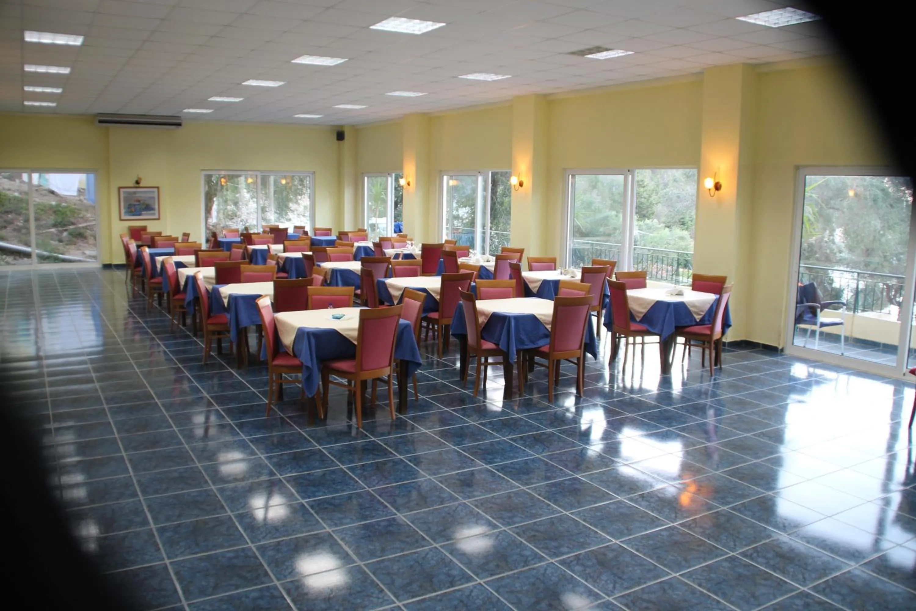 Restaurant/places to eat in Amfitriti Hotel & Studios