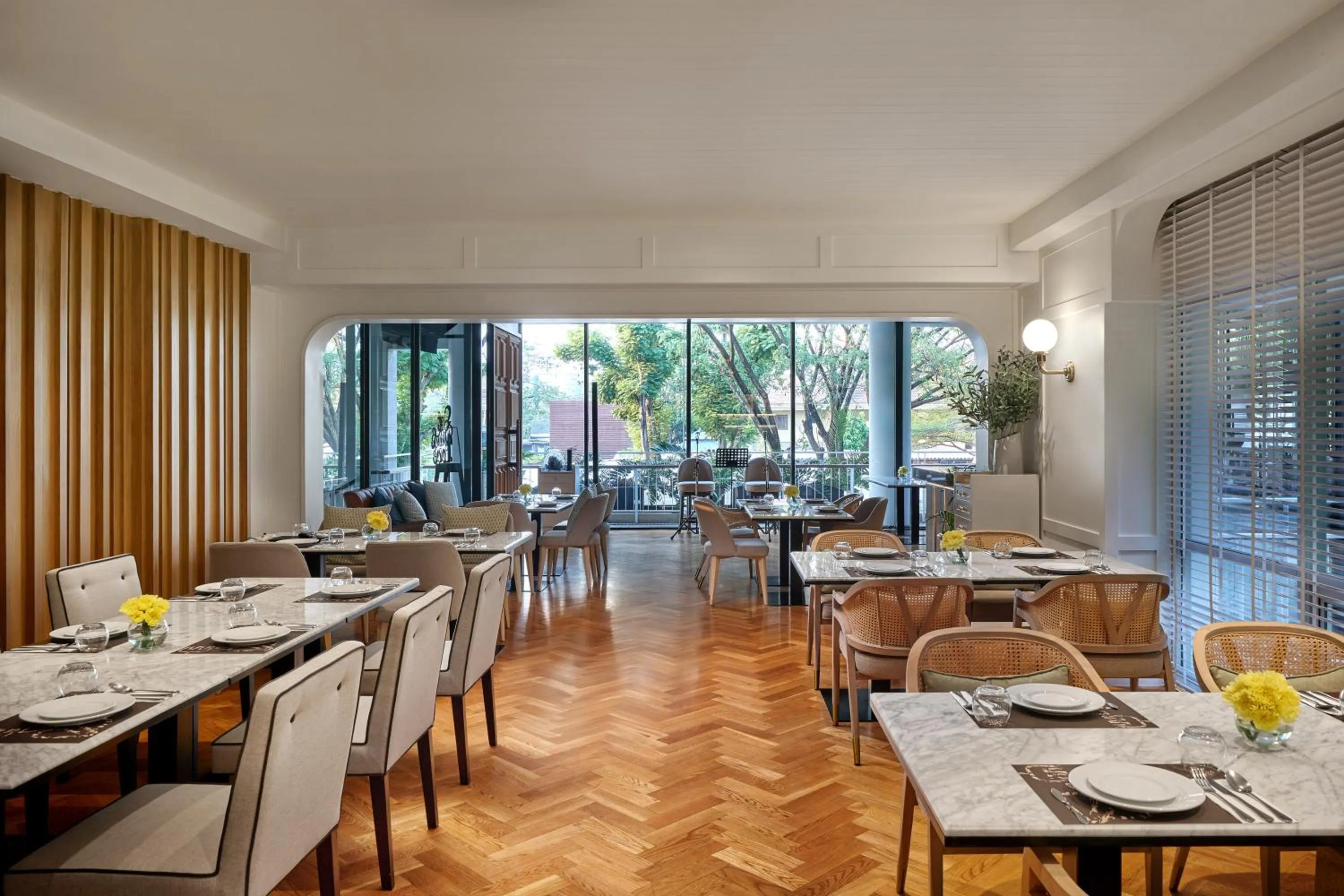 Restaurant/places to eat in The Park Nine Hotel Srinakarin