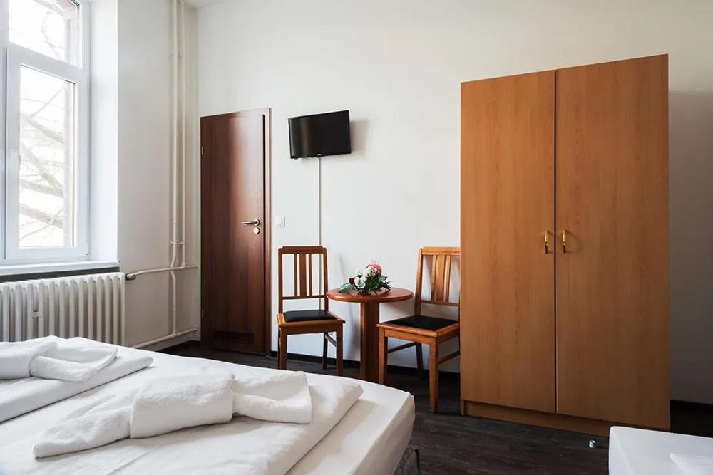 Photo of the whole room, Bed in Queens Park Hotel