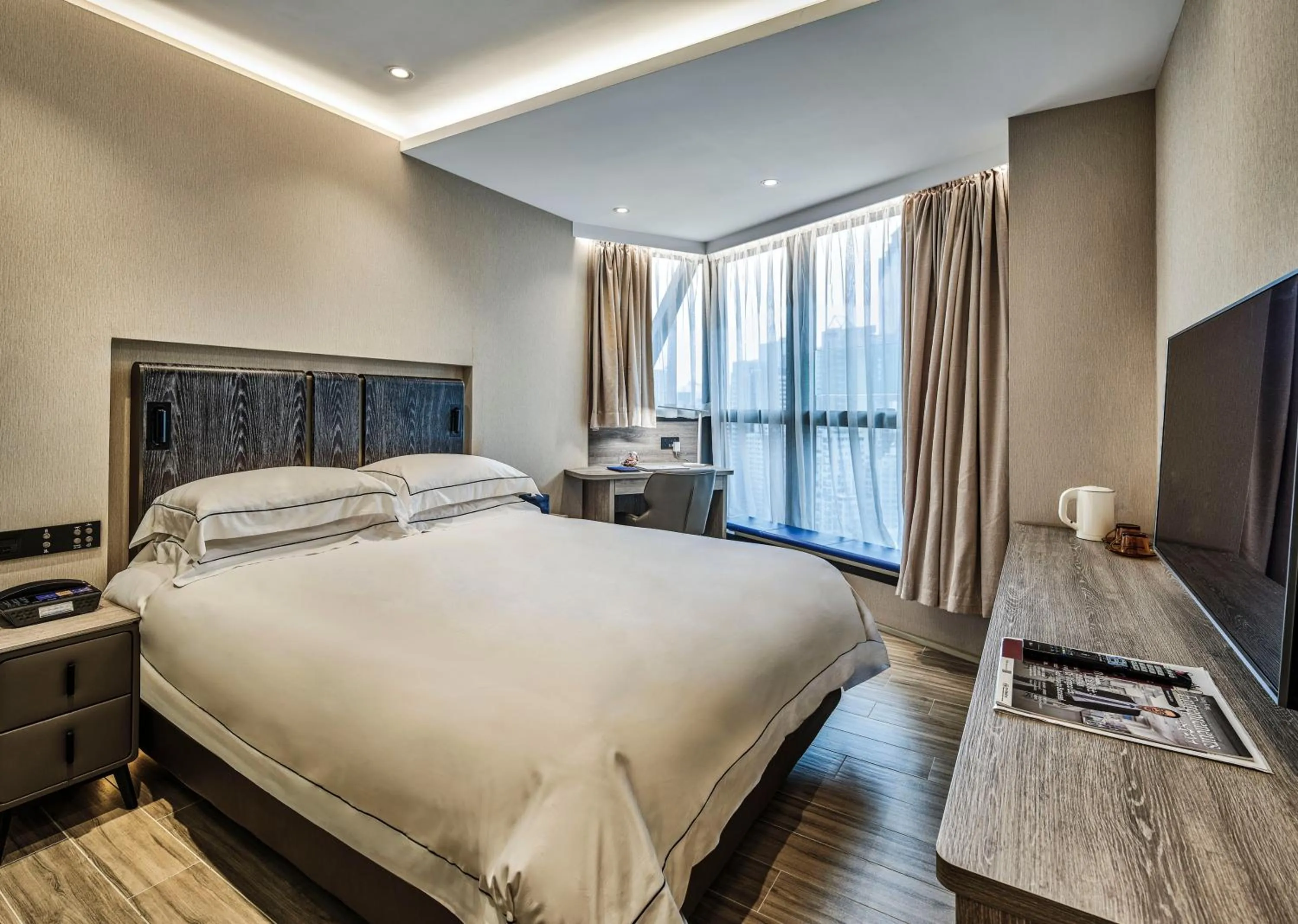 Bedroom, Bed in The Emperor Hotel