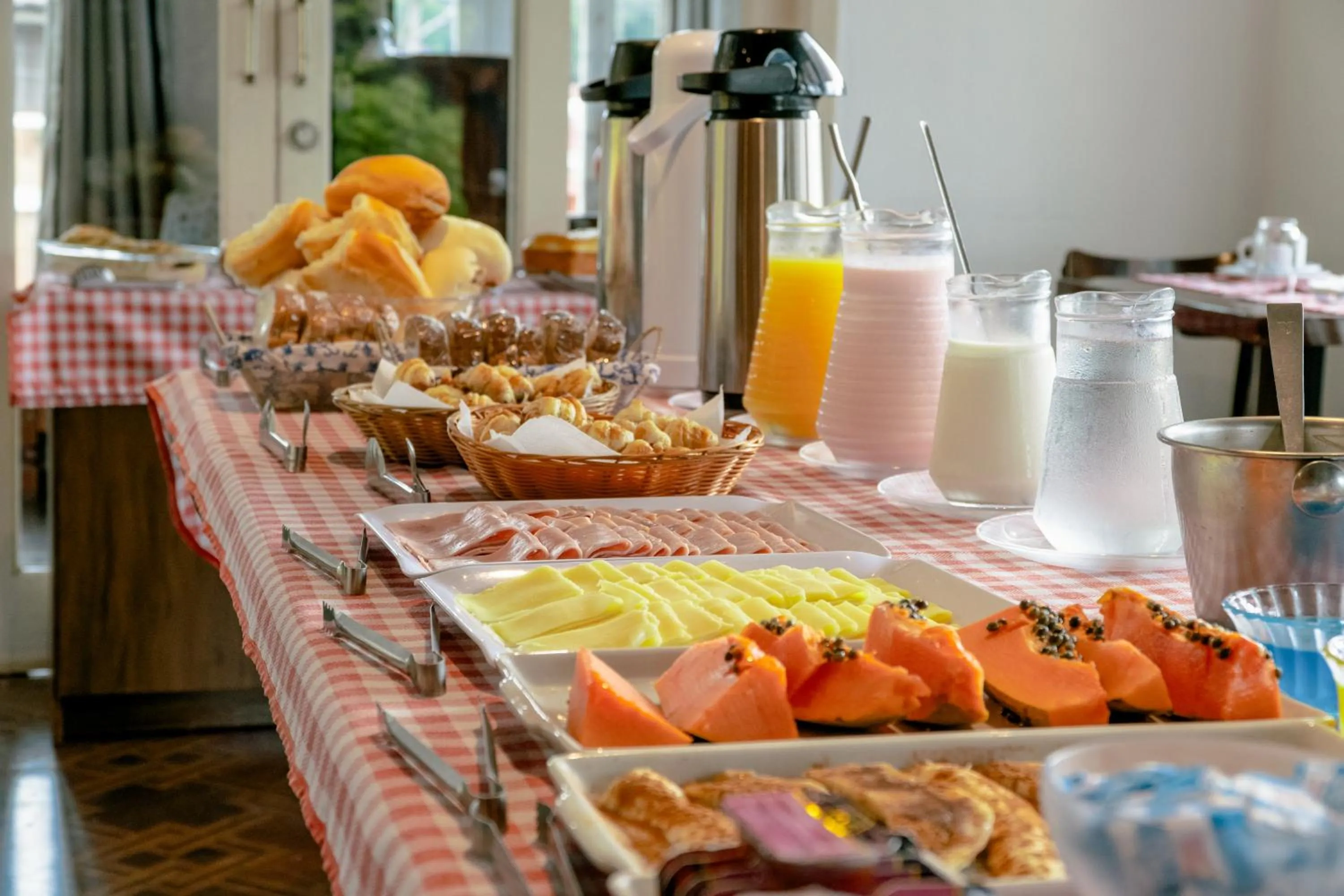 Buffet breakfast in VELINN Pousada Casa de Campos Capivari House