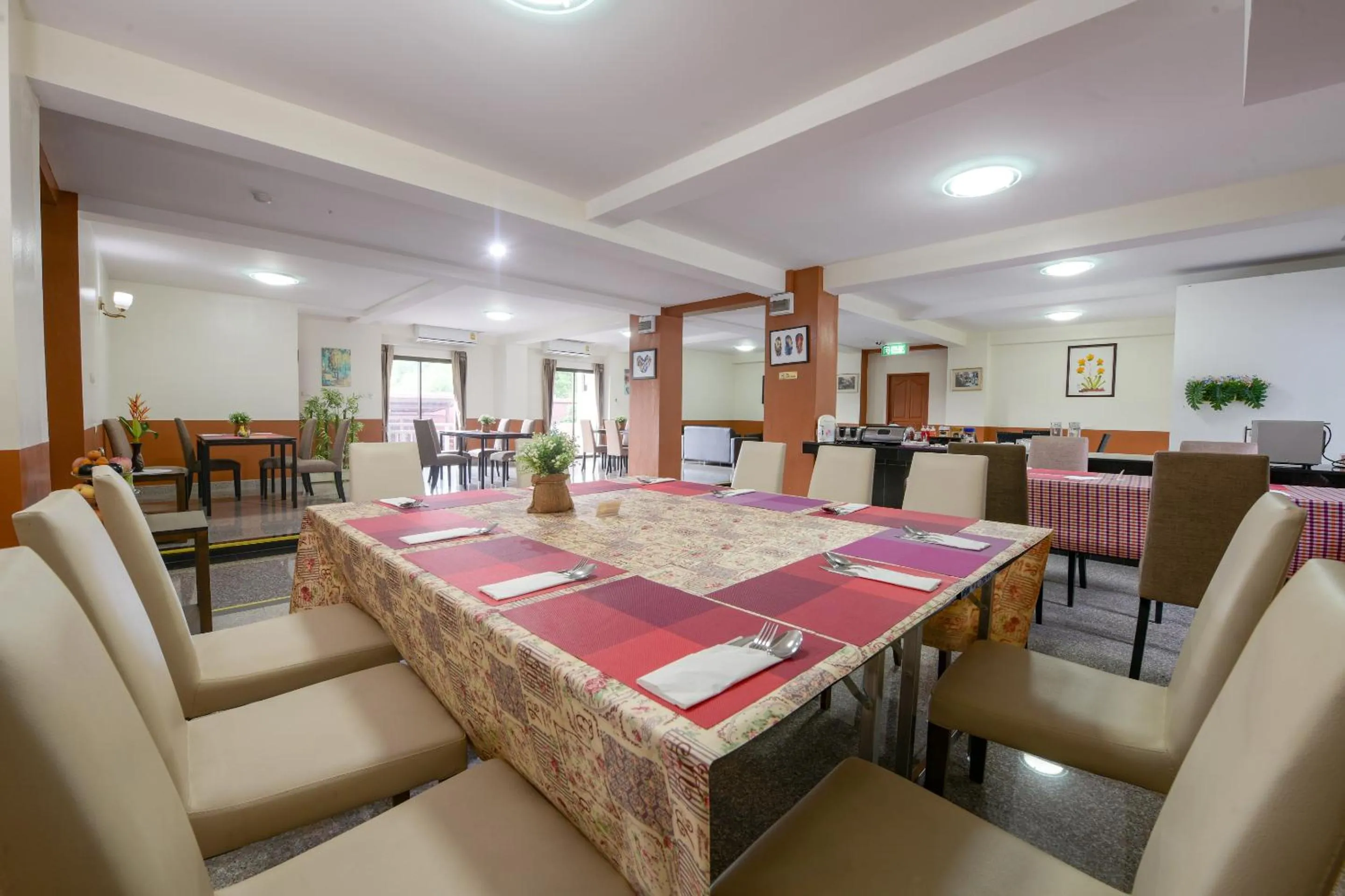 Restaurant/places to eat in The Route Sriracha Hotel And Residence