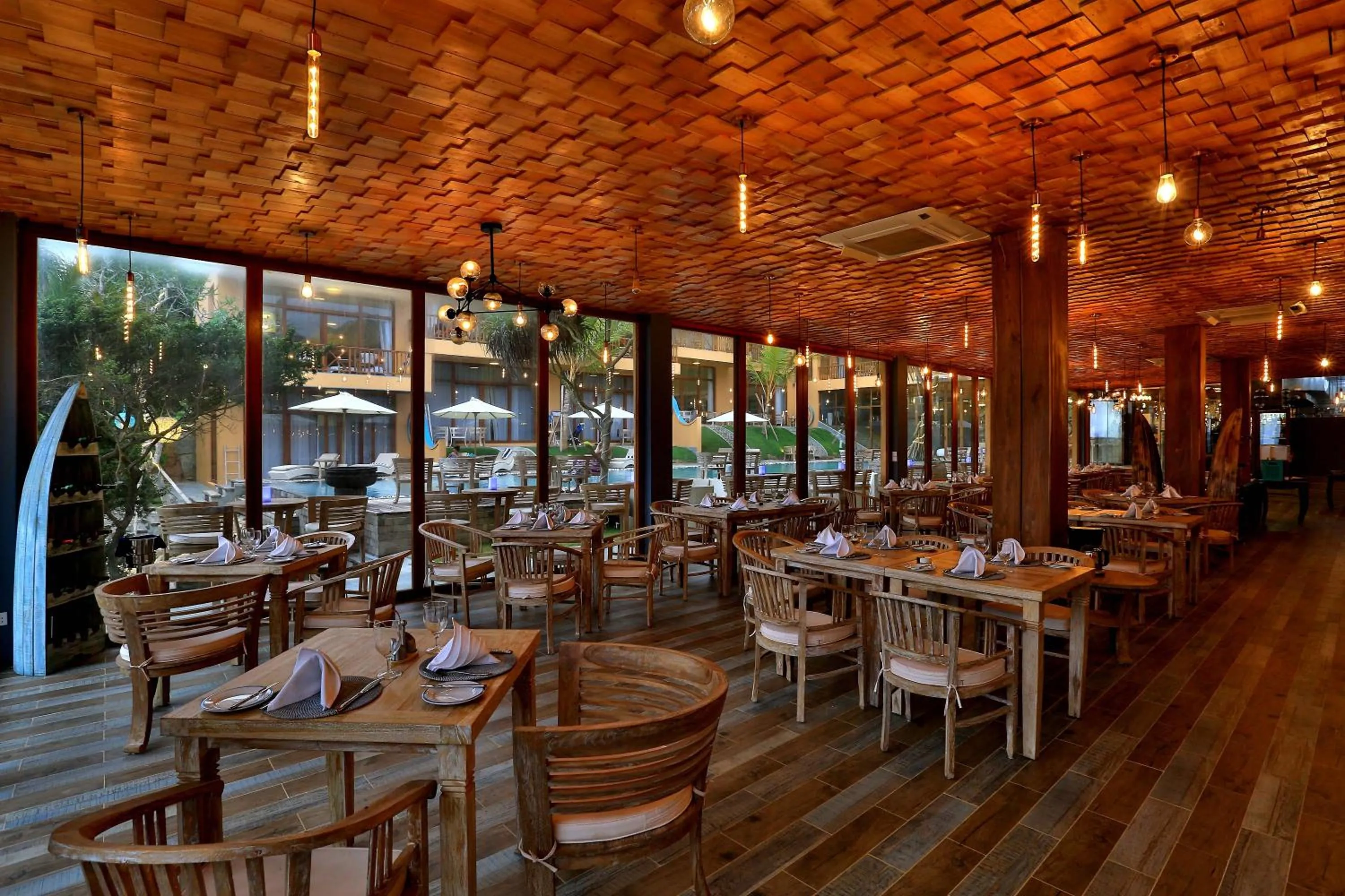 Restaurant/places to eat in Thaproban Pavilion Waves