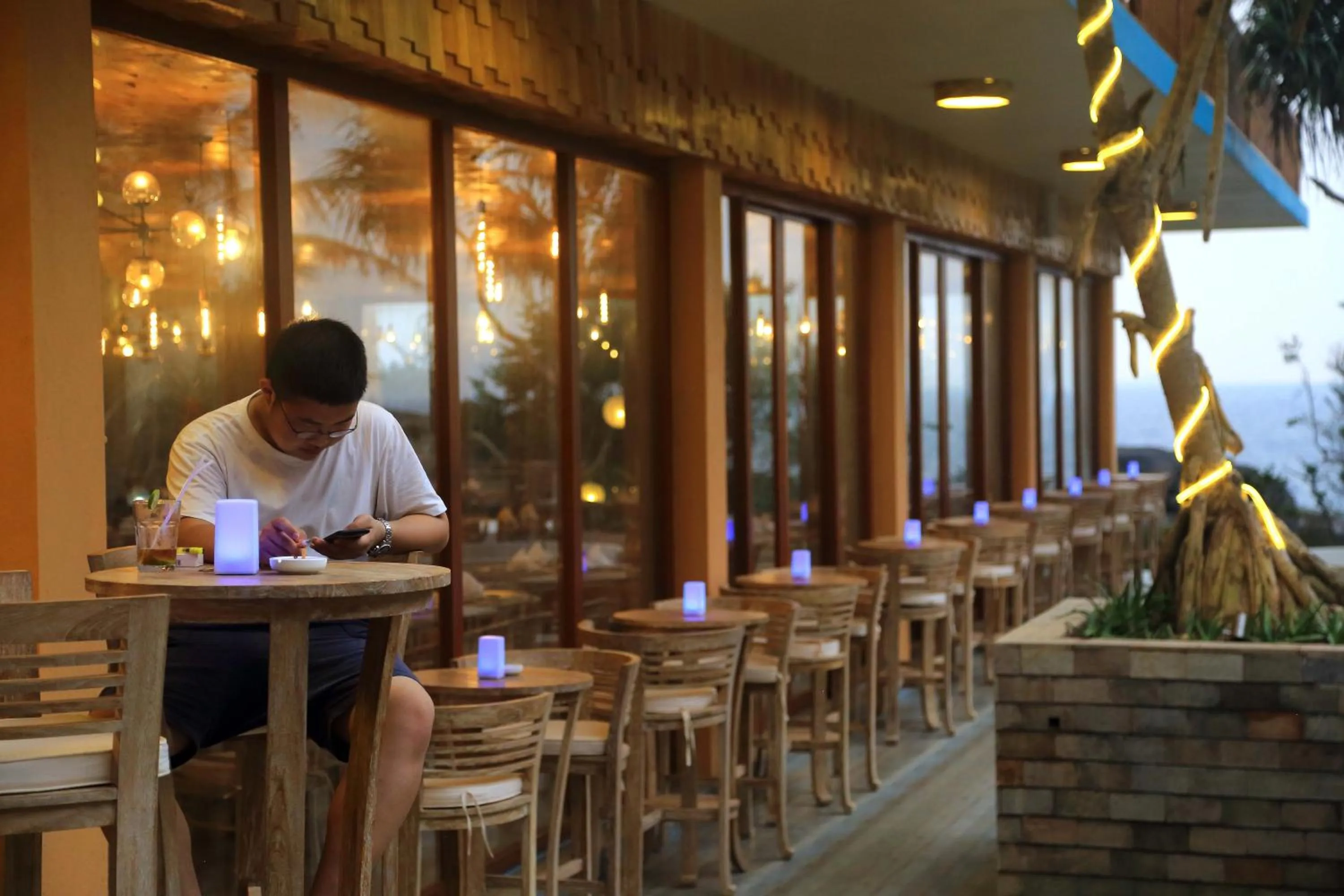 Lounge or bar in Thaproban Pavilion Waves