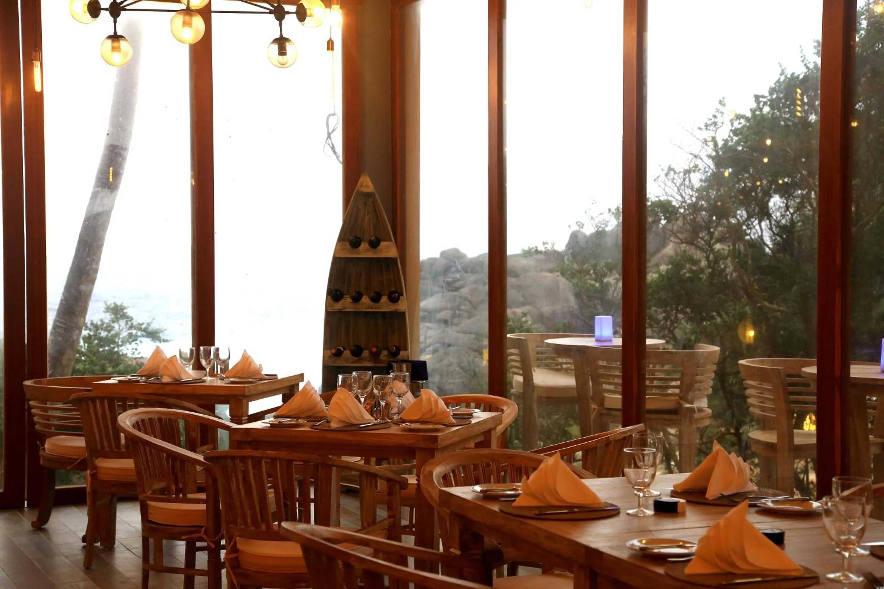 Restaurant/places to eat in Thaproban Pavilion Waves