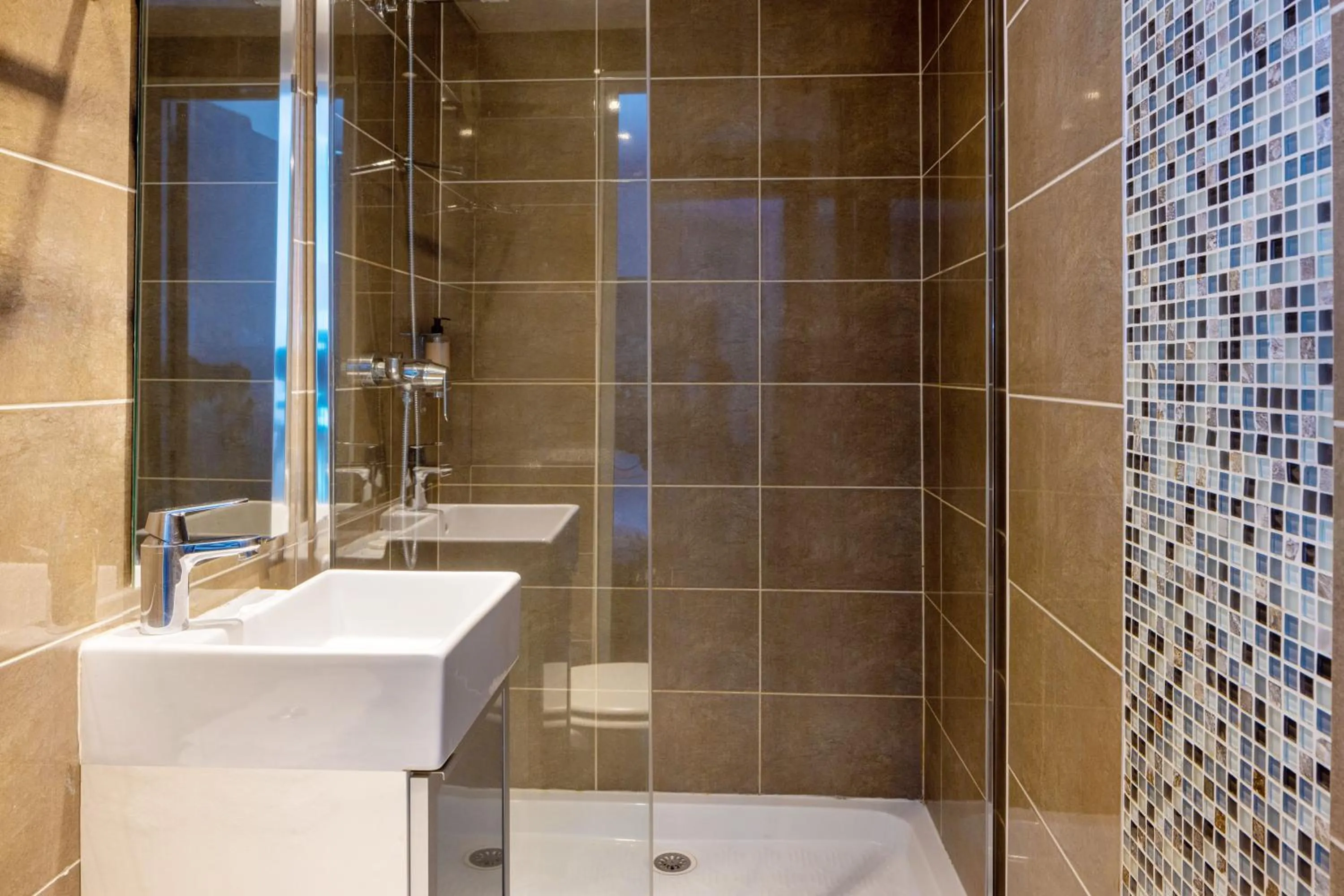 Shower in Hotel Victoria