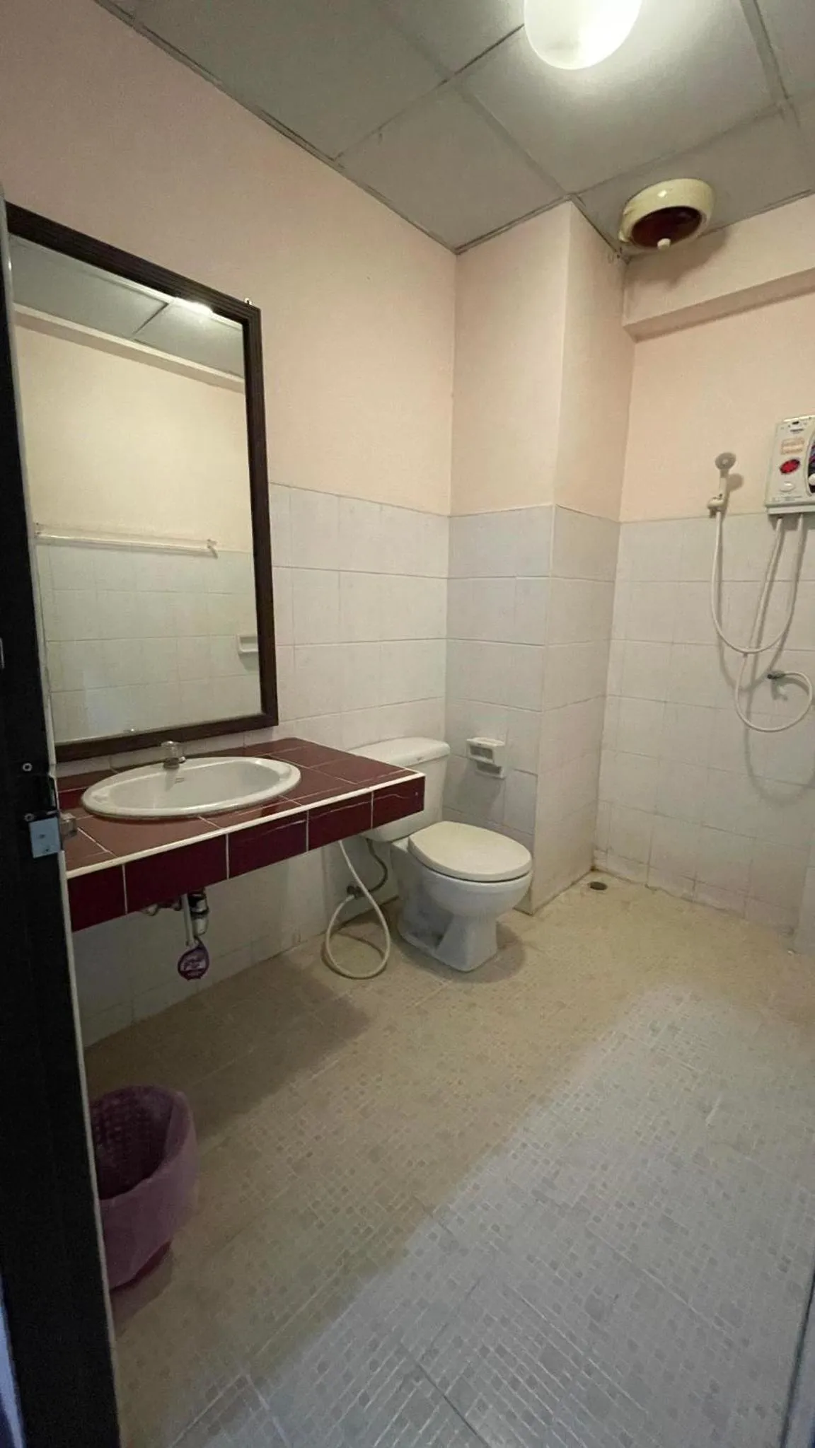 Bathroom in Thaen Thong Hotel