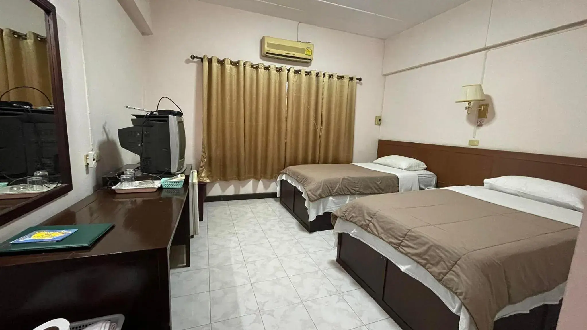 Twin Room with Private Bathroom in Thaen Thong Hotel Twin Room with Private Bathroom in Thaen Thong Hotel