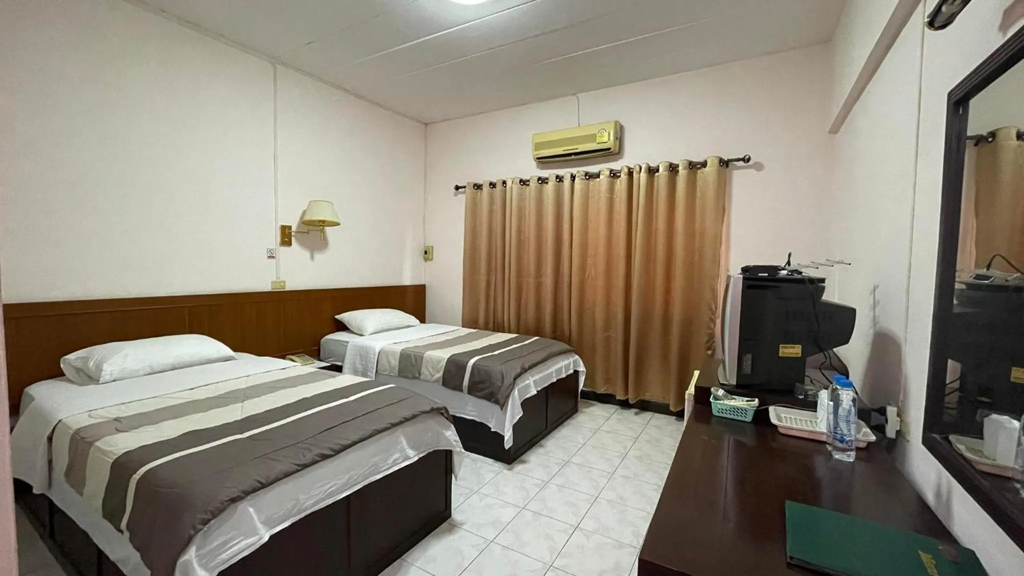 Bedroom, Bed in Thaen Thong Hotel