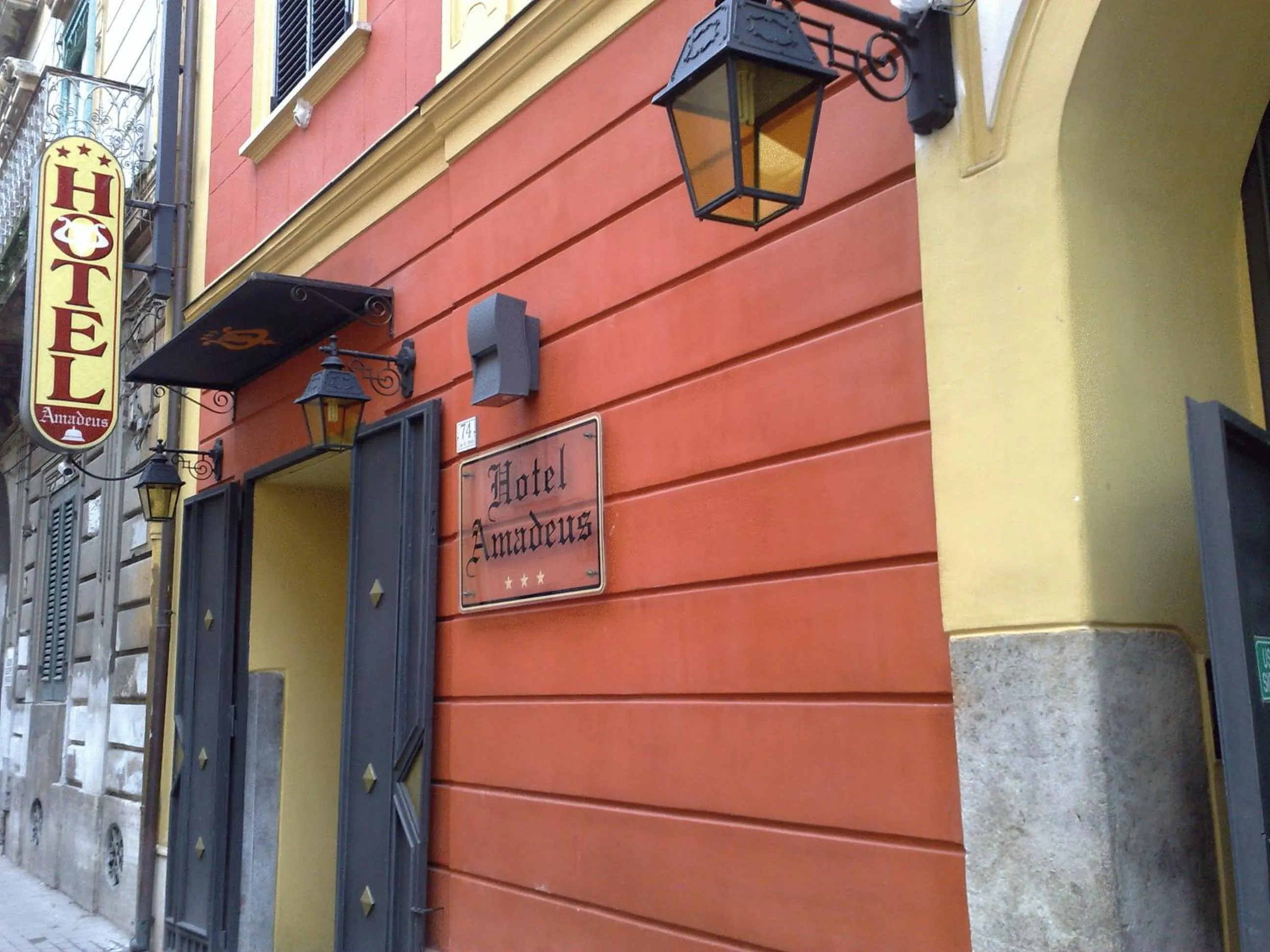 Facade/entrance in Hotel Amadeus