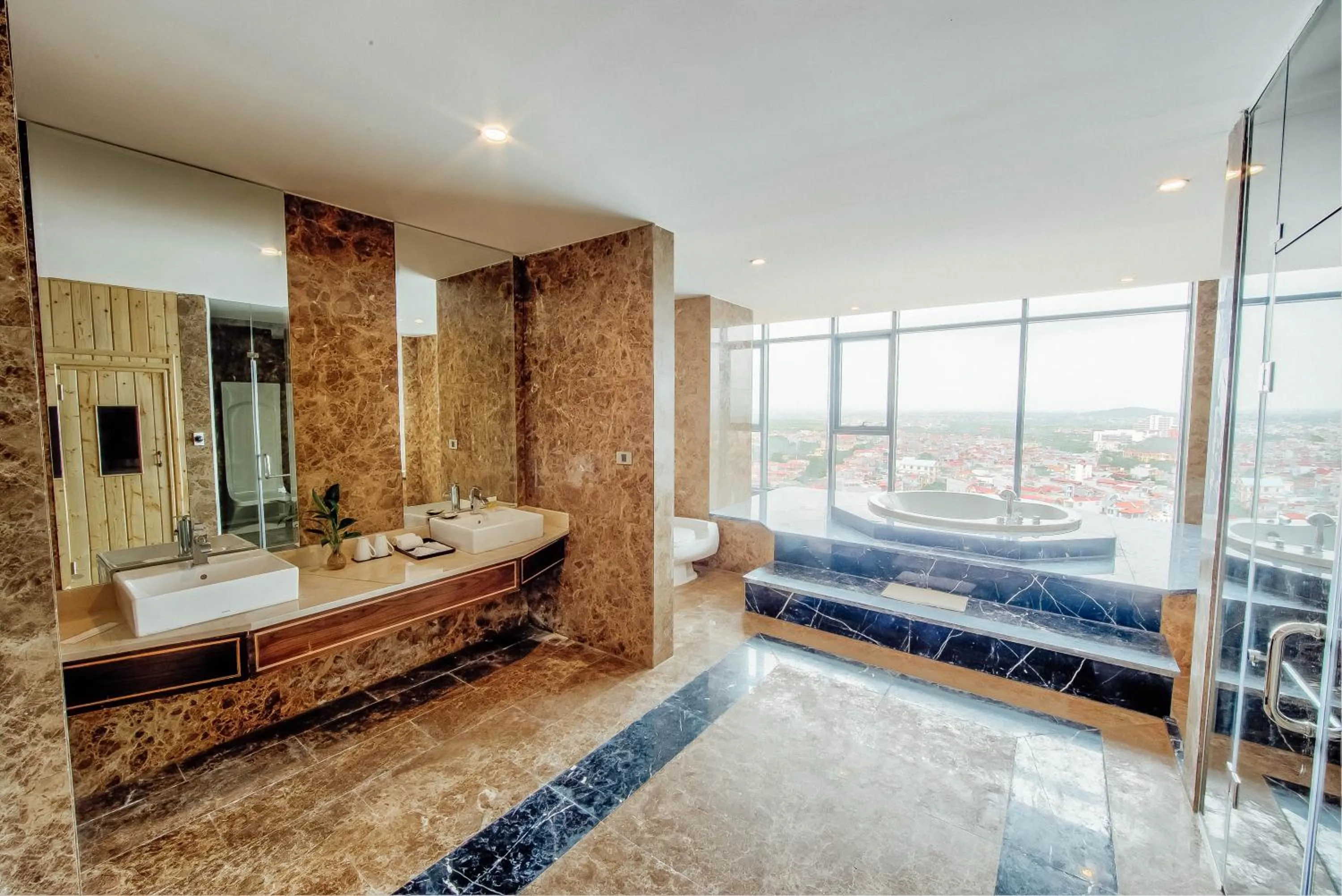 Bathroom, Bed in Muong Thanh Luxury Bac Ninh Hotel