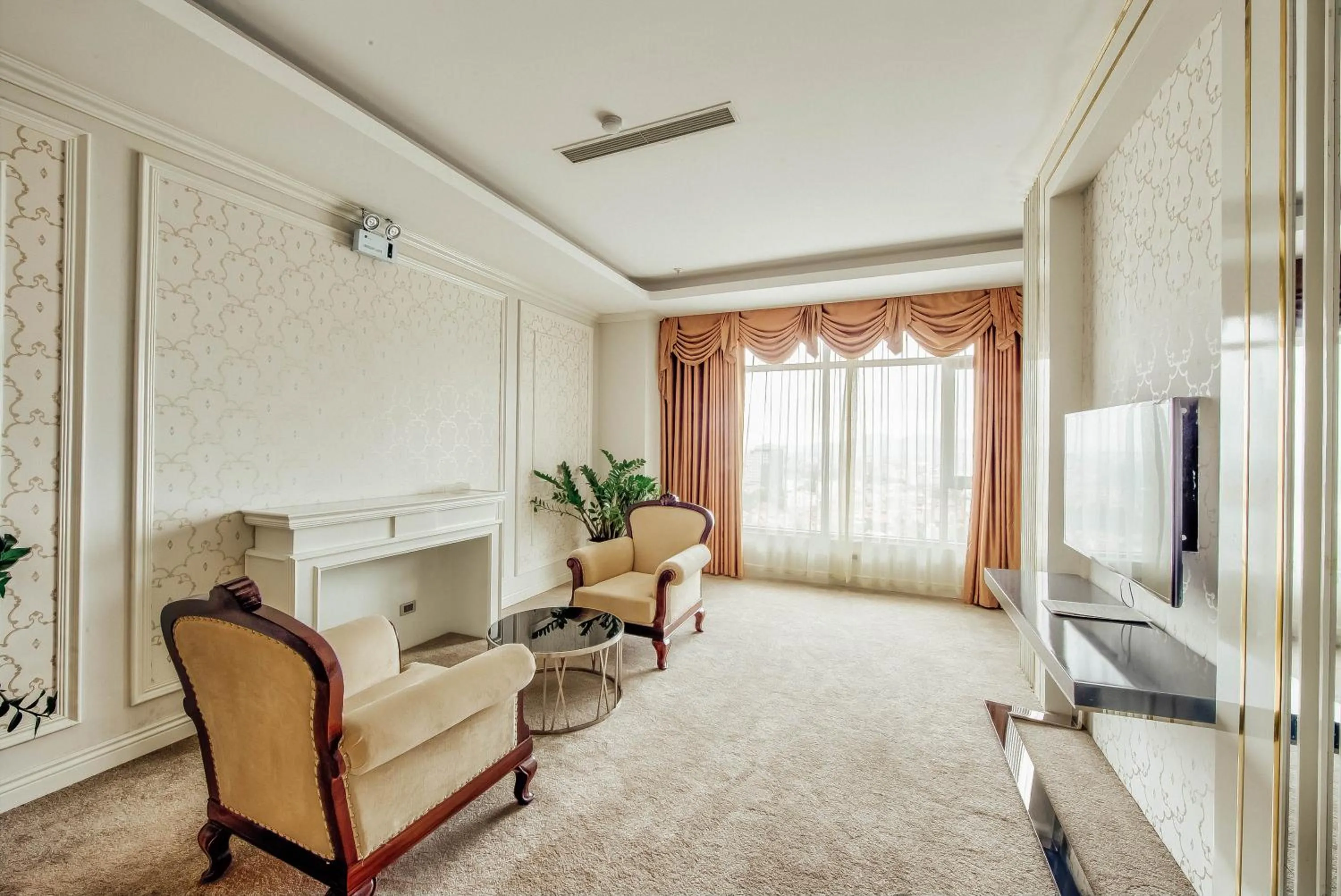 Communal lounge/ TV room in Muong Thanh Luxury Bac Ninh Hotel