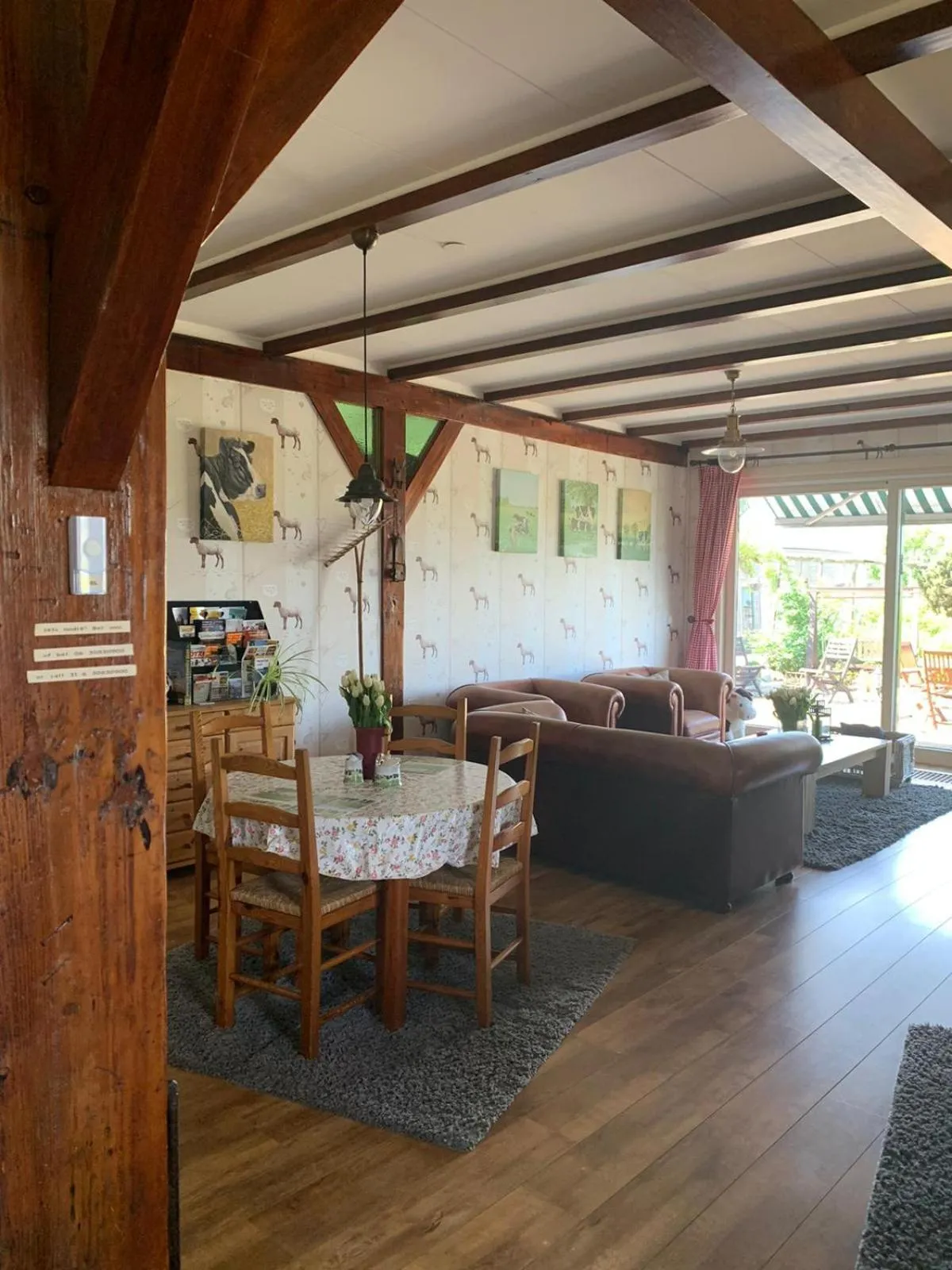 Communal lounge/ TV room in B&B De Kaagse Koe