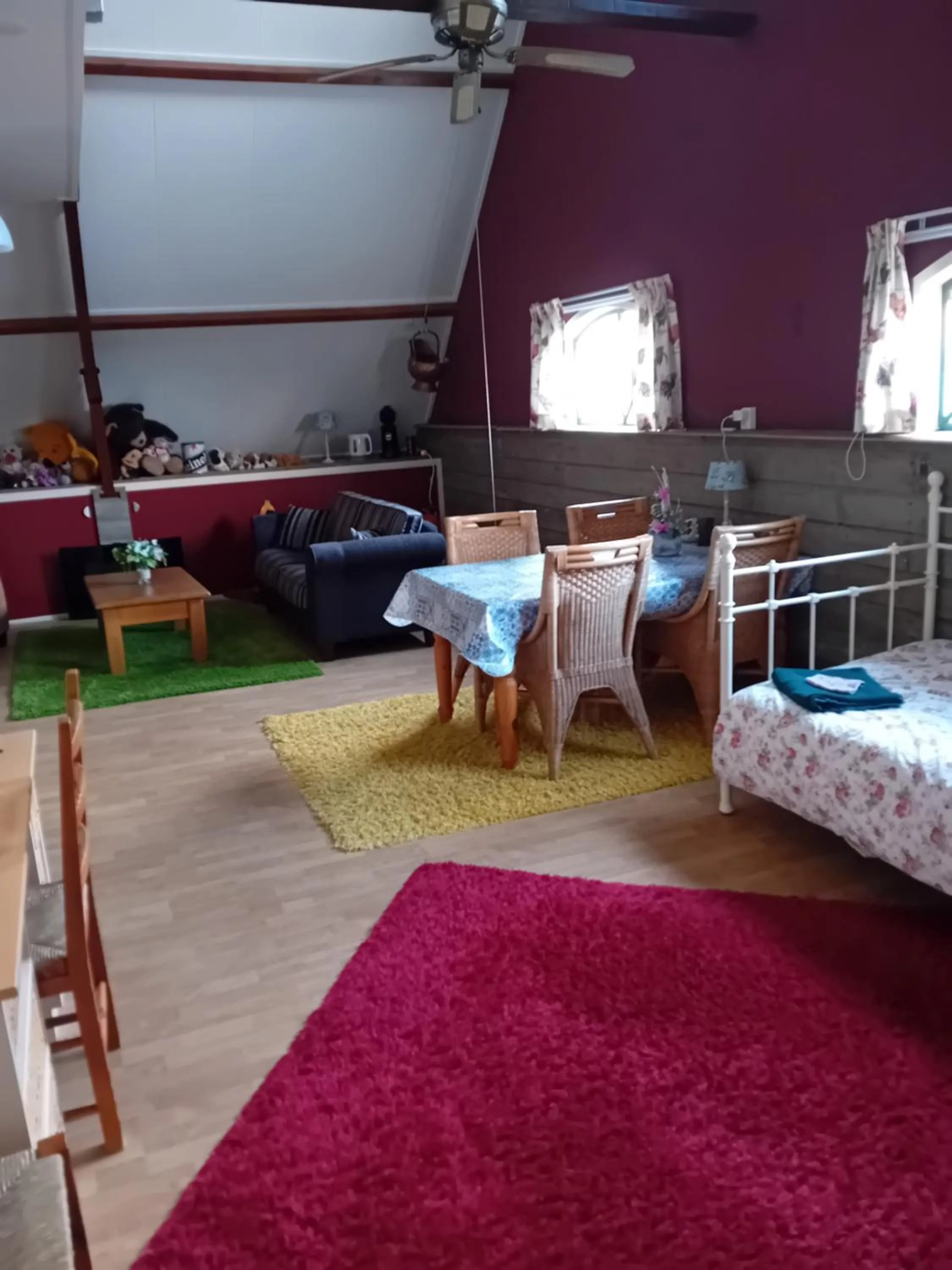 Seating area, Bed in B&B De Kaagse Koe