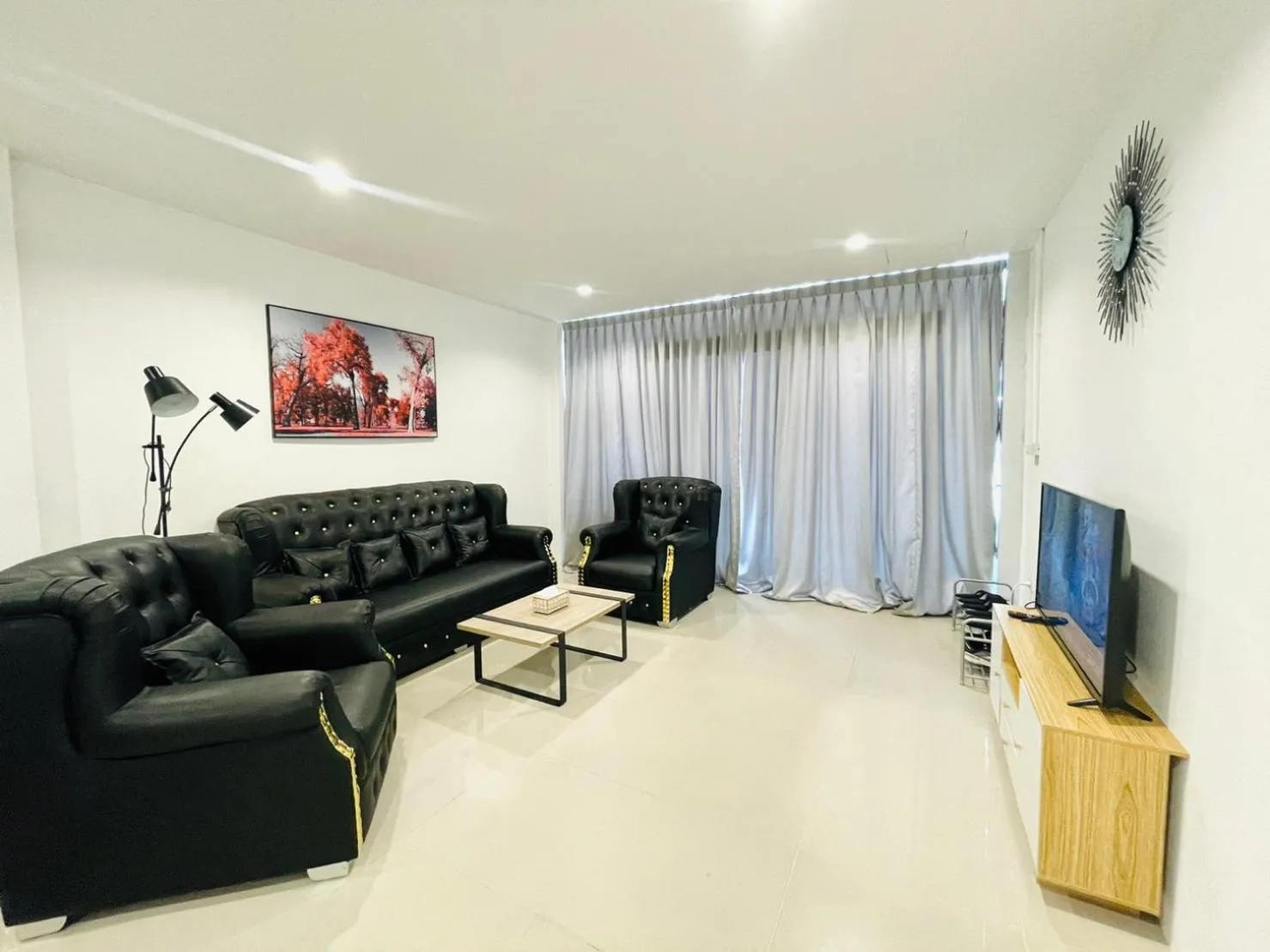 Photo of the whole room in Richmond Guesthouse Haad Rin