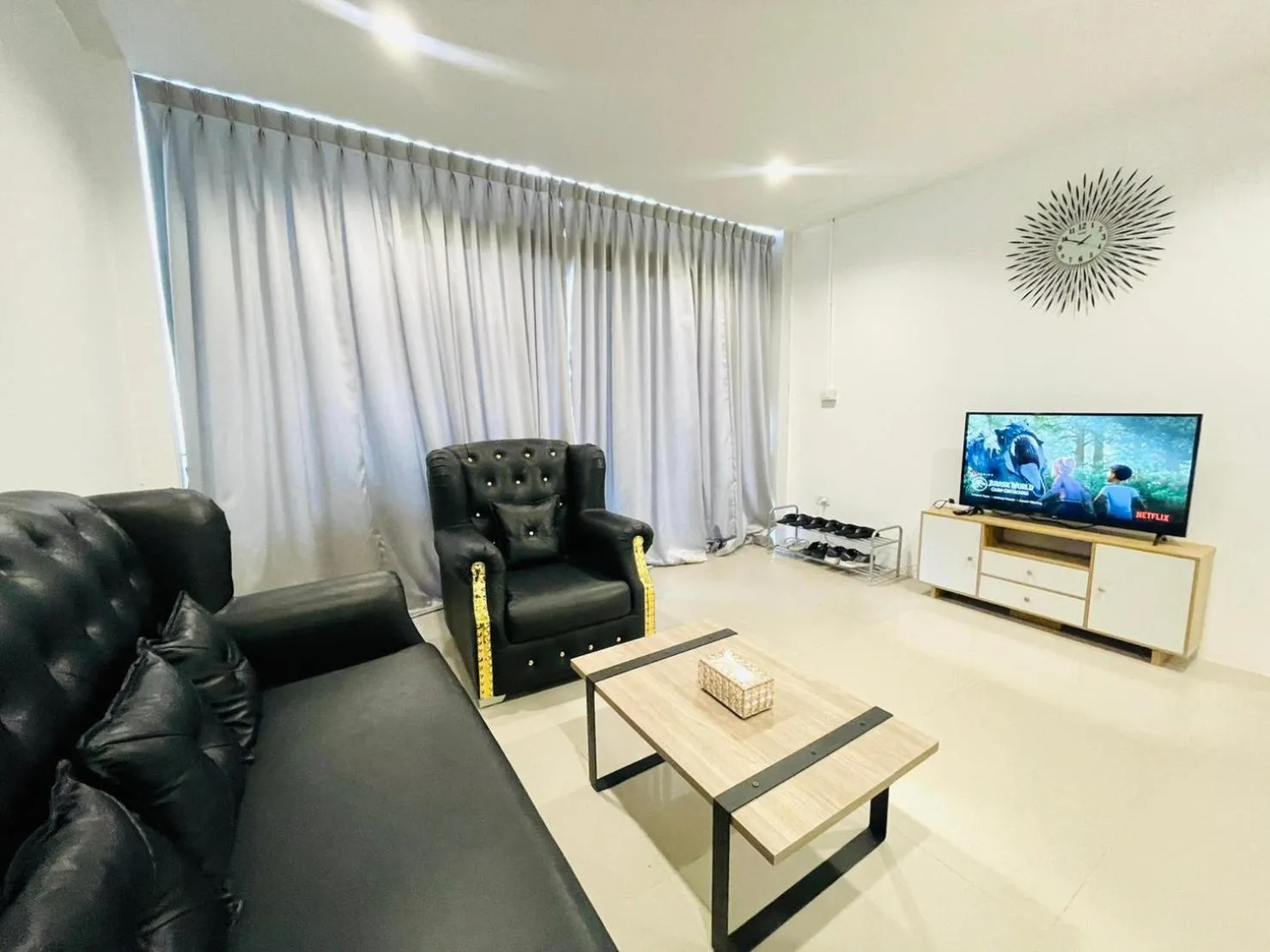 Photo of the whole room in Richmond Guesthouse Haad Rin