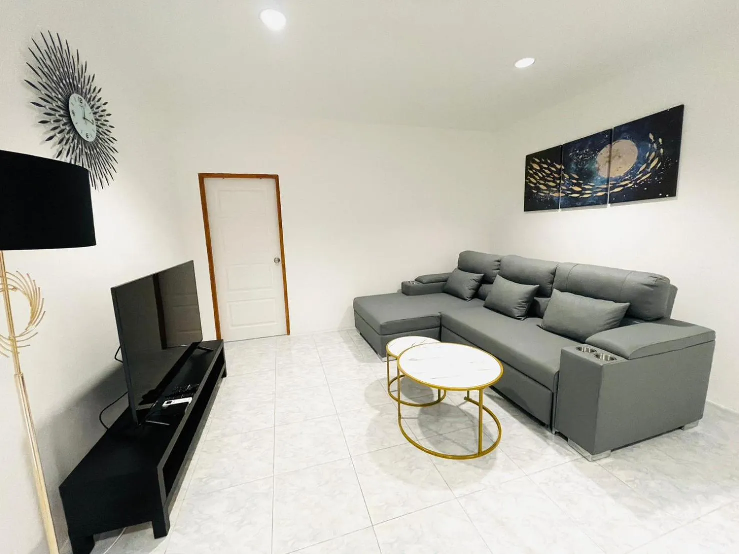 TV and multimedia in Richmond Guesthouse Haad Rin