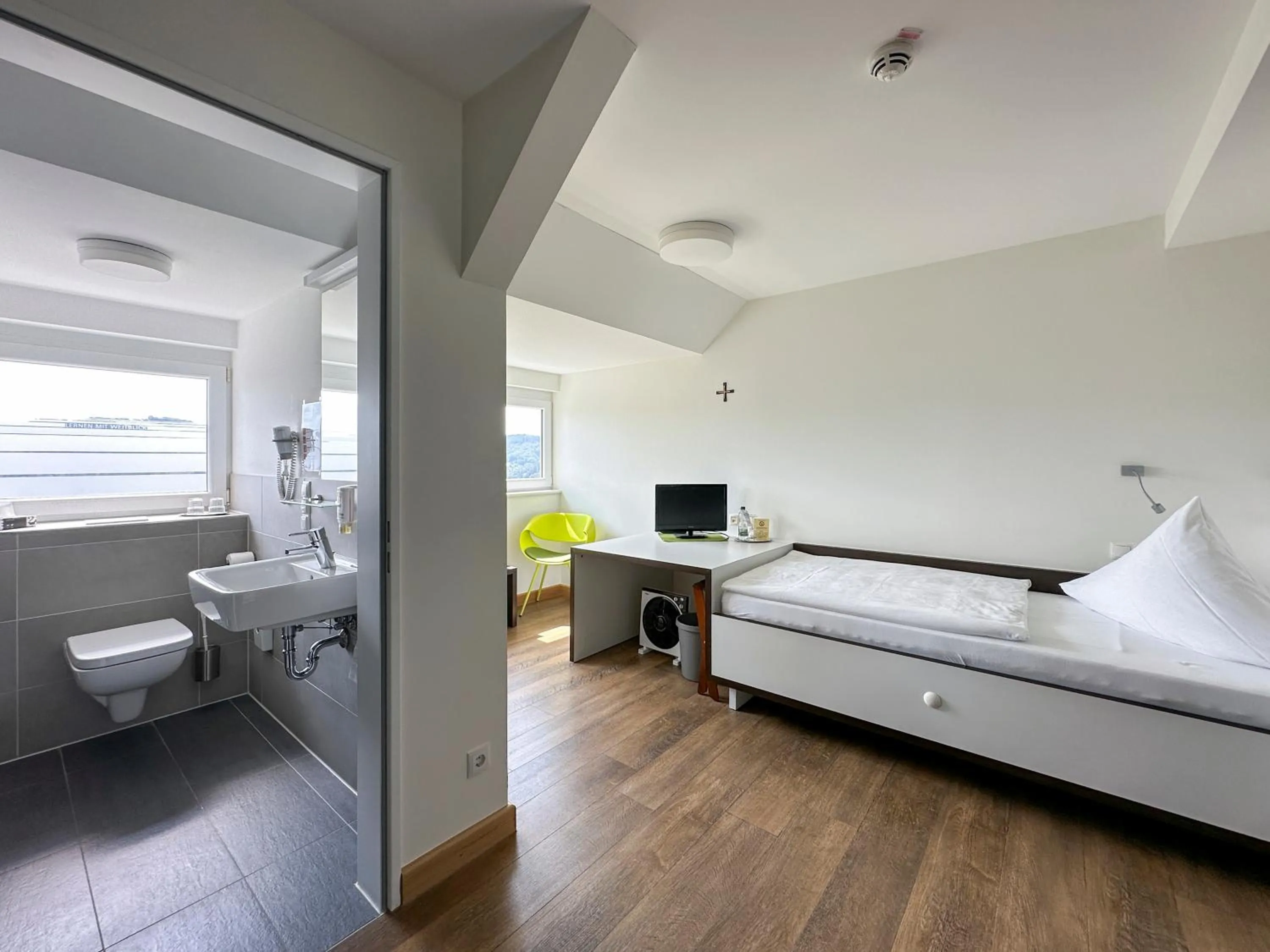 Twin Room - single occupancy - Disability Access in Rosa Flesch Hotel und Tagungszentrum